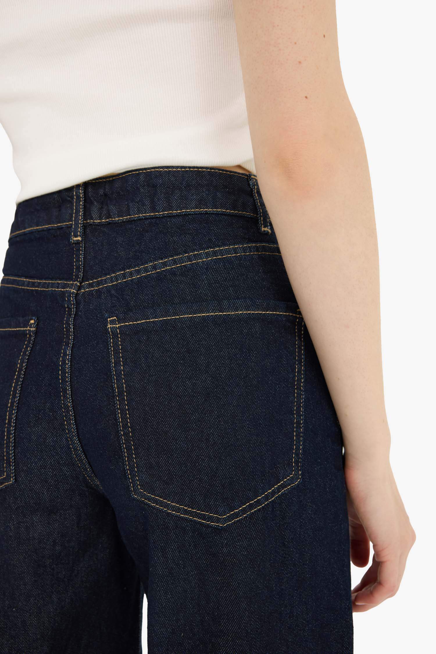 سروال جينز واسع بخصر عالي بقصة مستقيمة