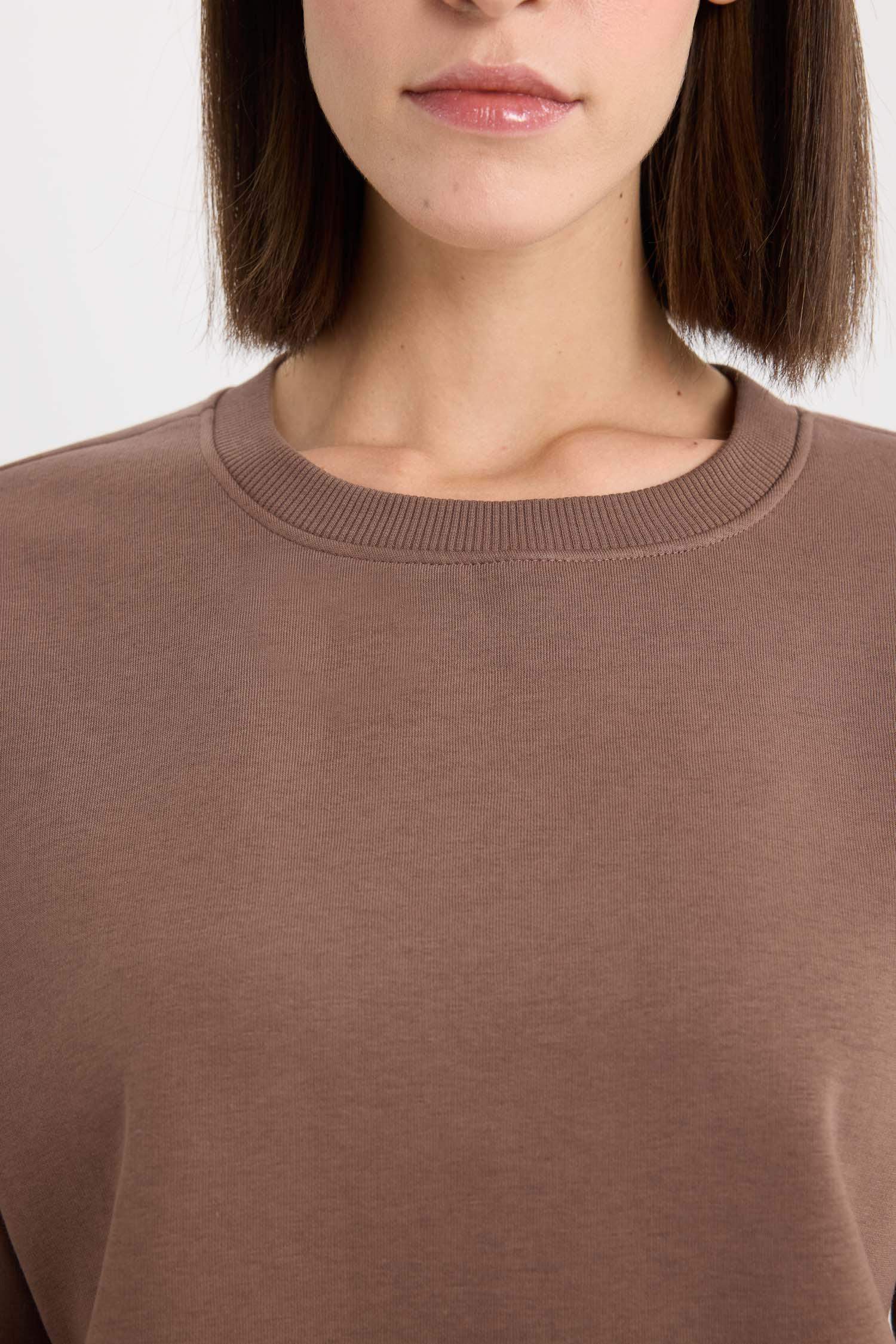 سويت شيرت واسع برقبة مستديرة