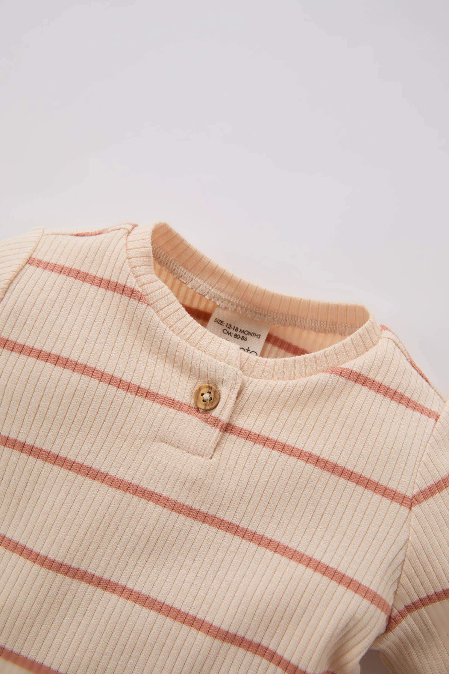 طقم مخطط مضلع بياقة مستديرة من قطعتين