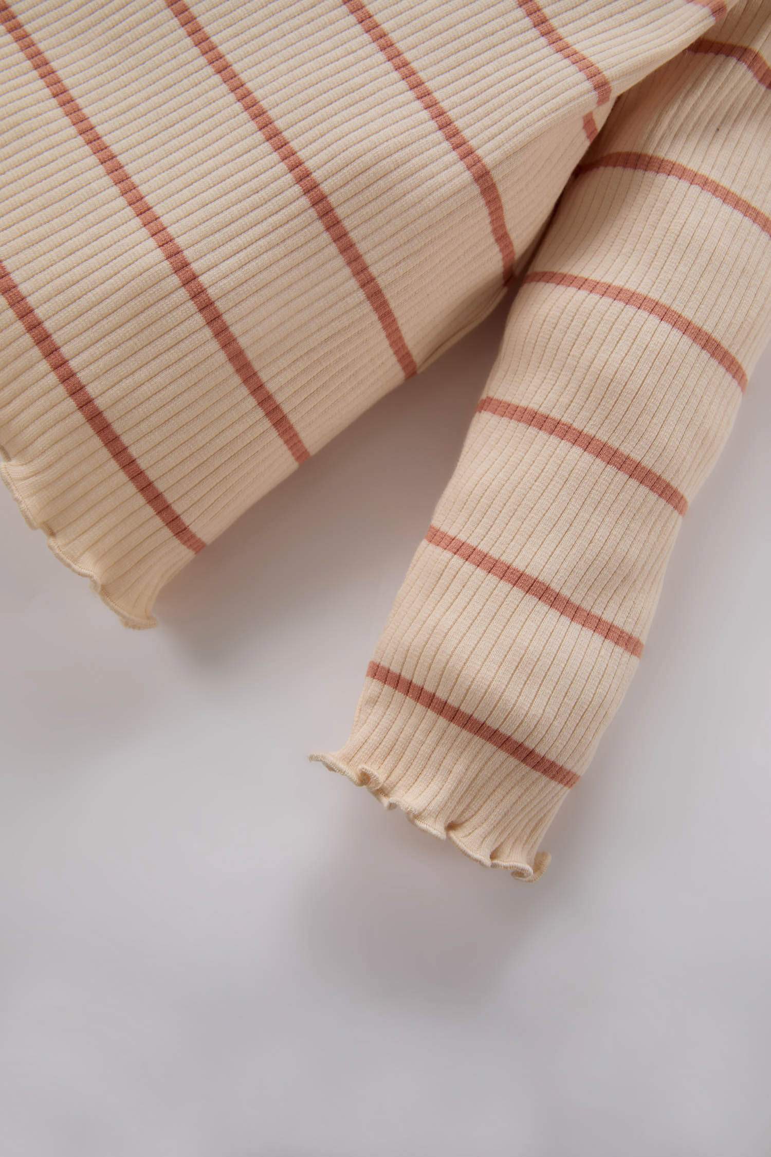 طقم مخطط مضلع بياقة مستديرة من قطعتين