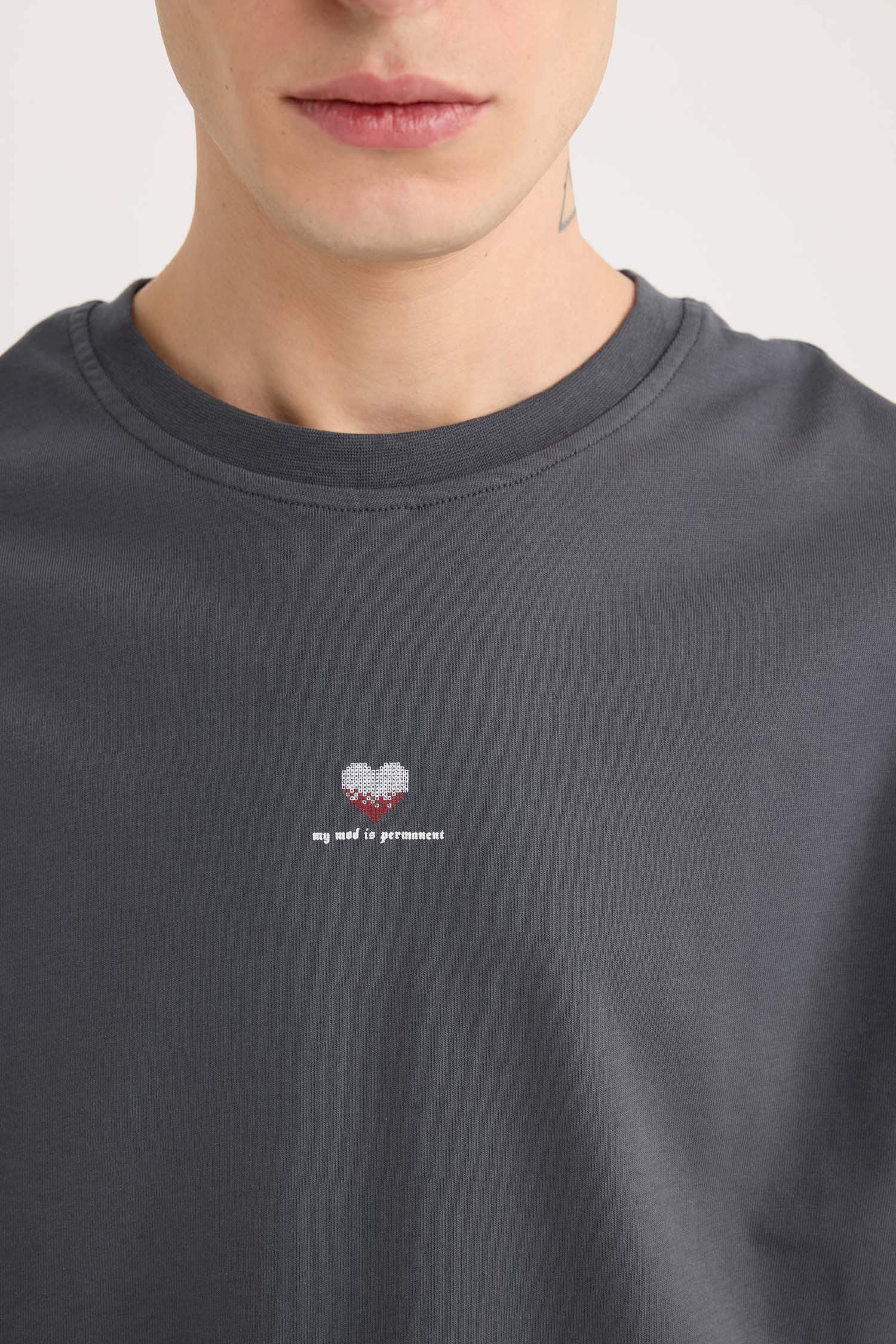 %100 Pamuk Bisiklet Yaka Kalp Baskılı Kısa Kollu Tişört