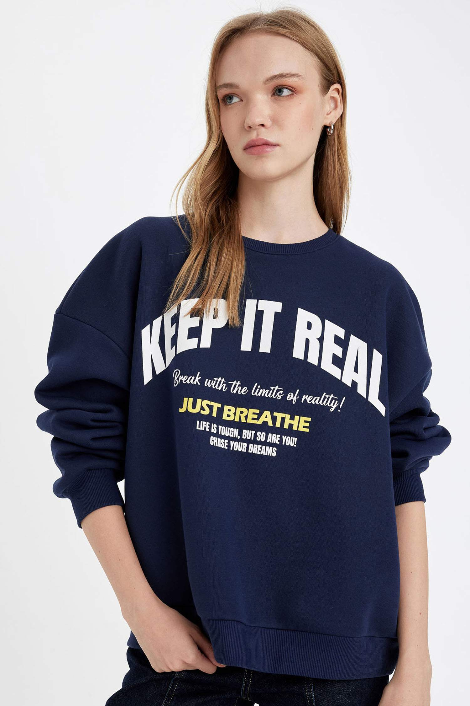 үлкен пішім орташа дөңгелек жаға Свитер