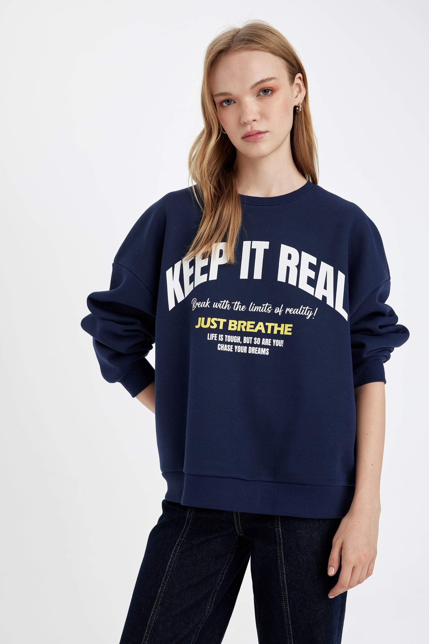 үлкен пішім орташа дөңгелек жаға Свитер