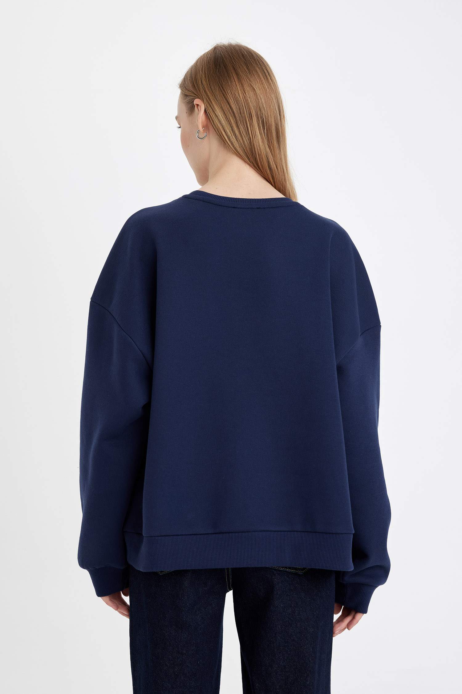 үлкен пішім орташа дөңгелек жаға Свитер