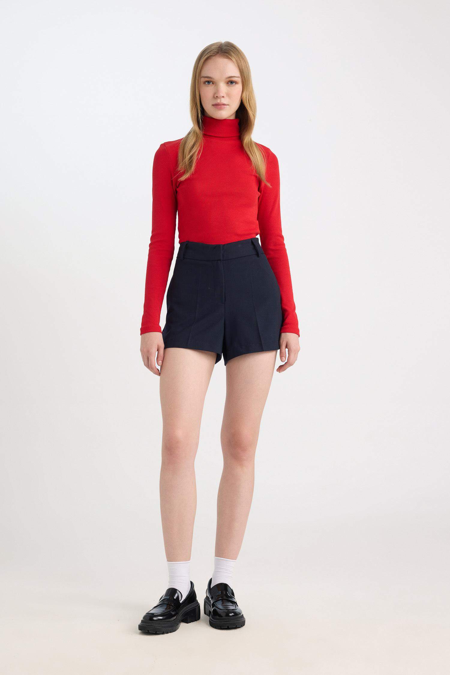 شورت قصير سليم فيت بخصر عادي