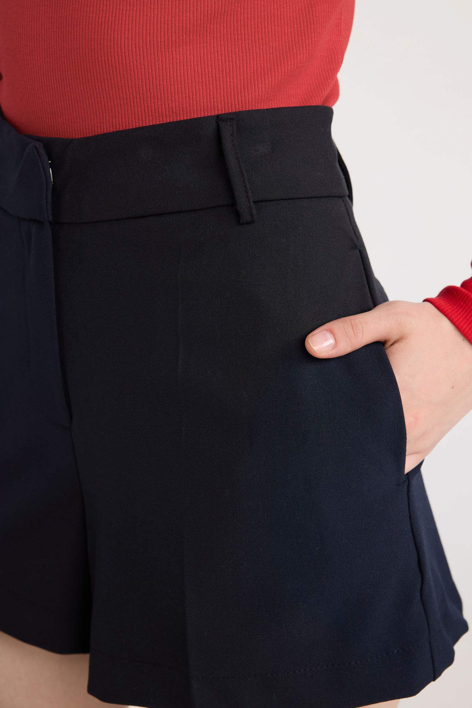 شورت قصير سليم فيت بخصر عادي