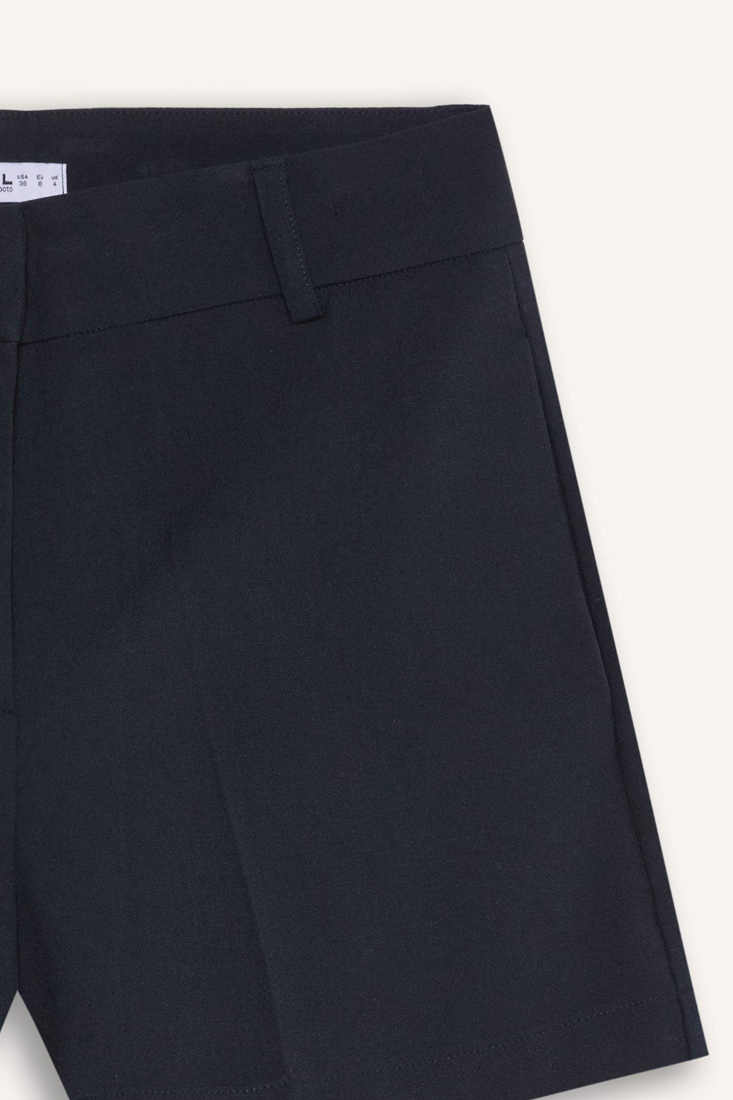 شورت قصير سليم فيت بخصر عادي