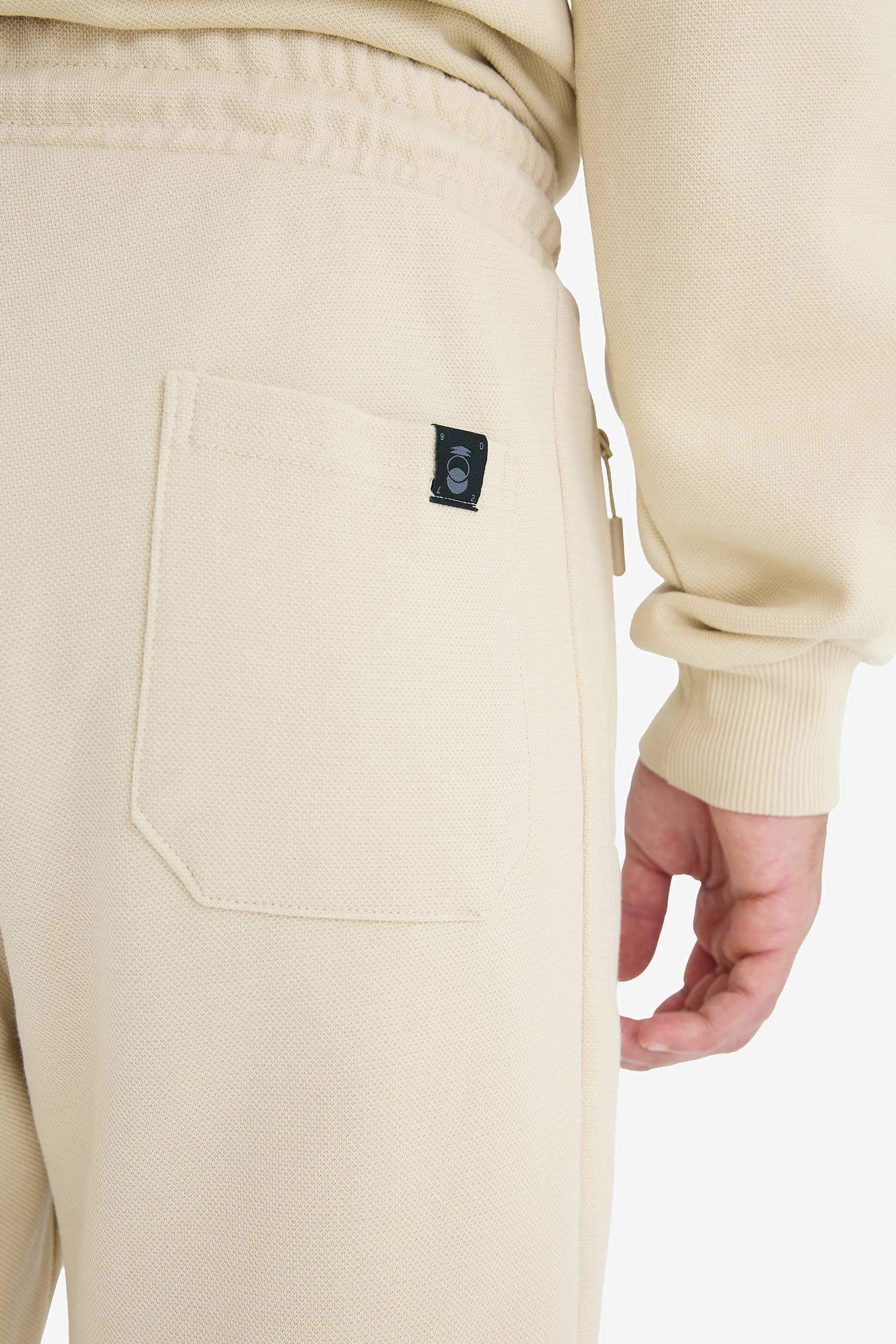 Узкий крой, спортивные штаны с карманами на молнии