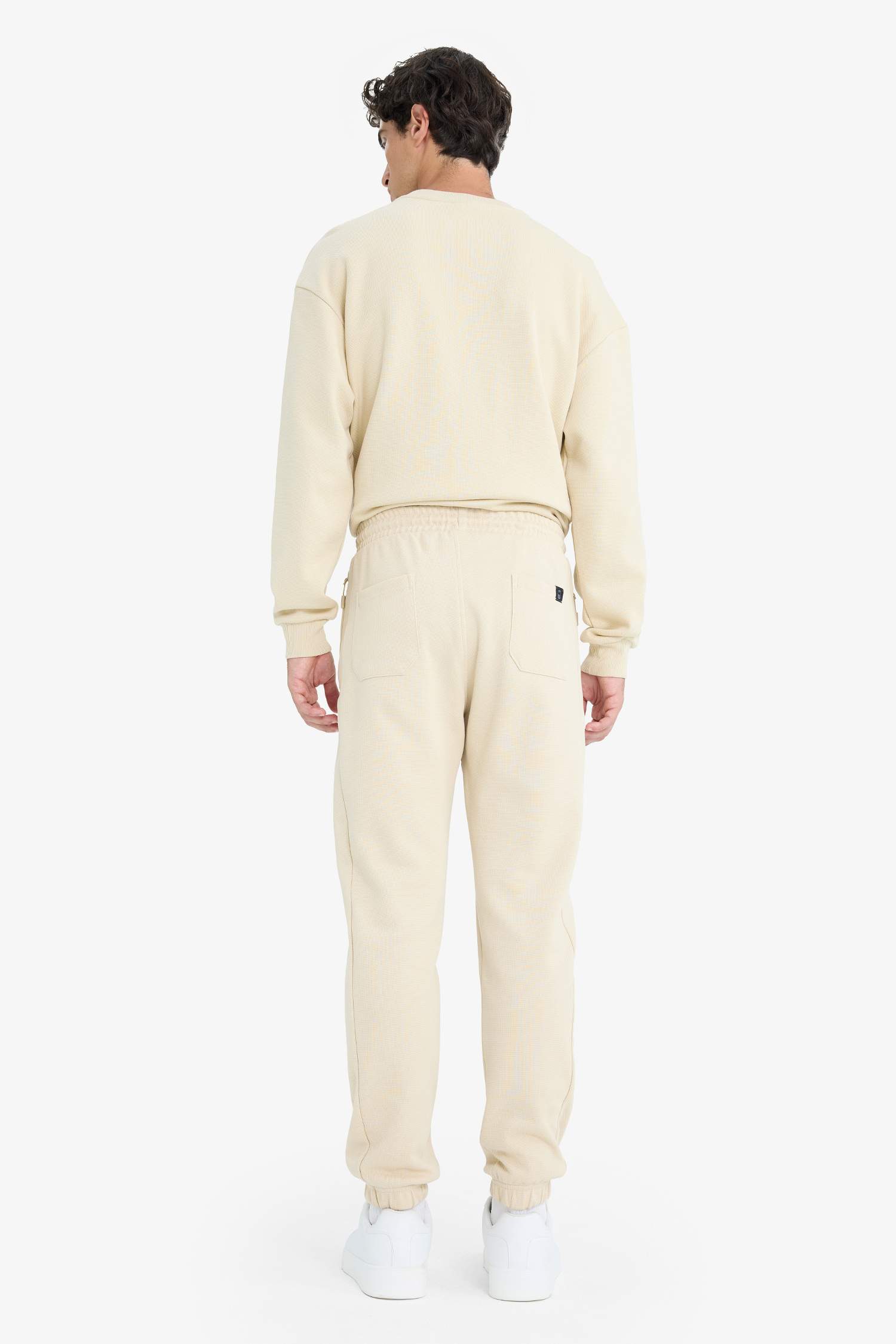 Узкий крой, спортивные штаны с карманами на молнии