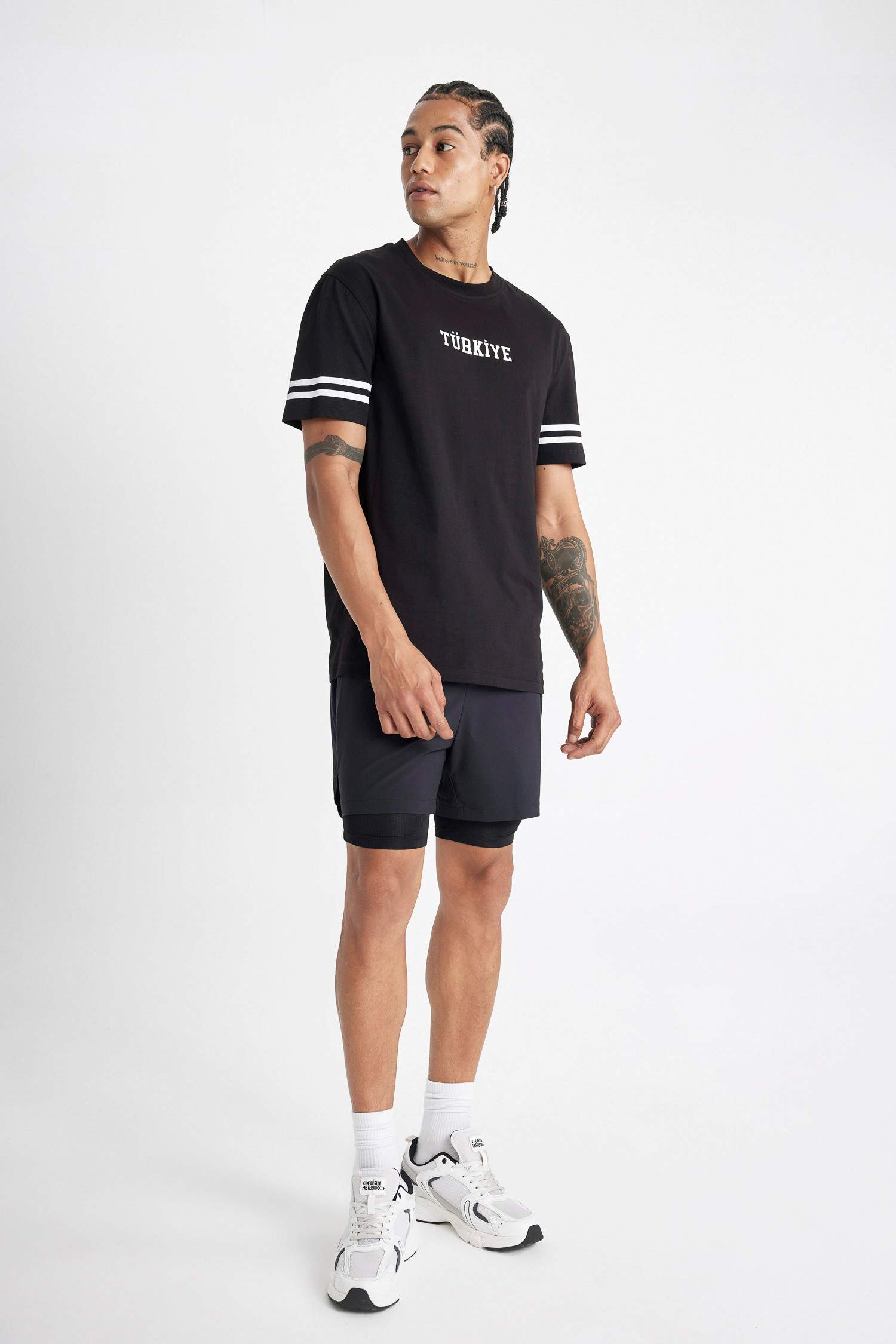 تيشيرت رياضي نص ردن قصة عادية بطبعة تركيا من DeFactoFit