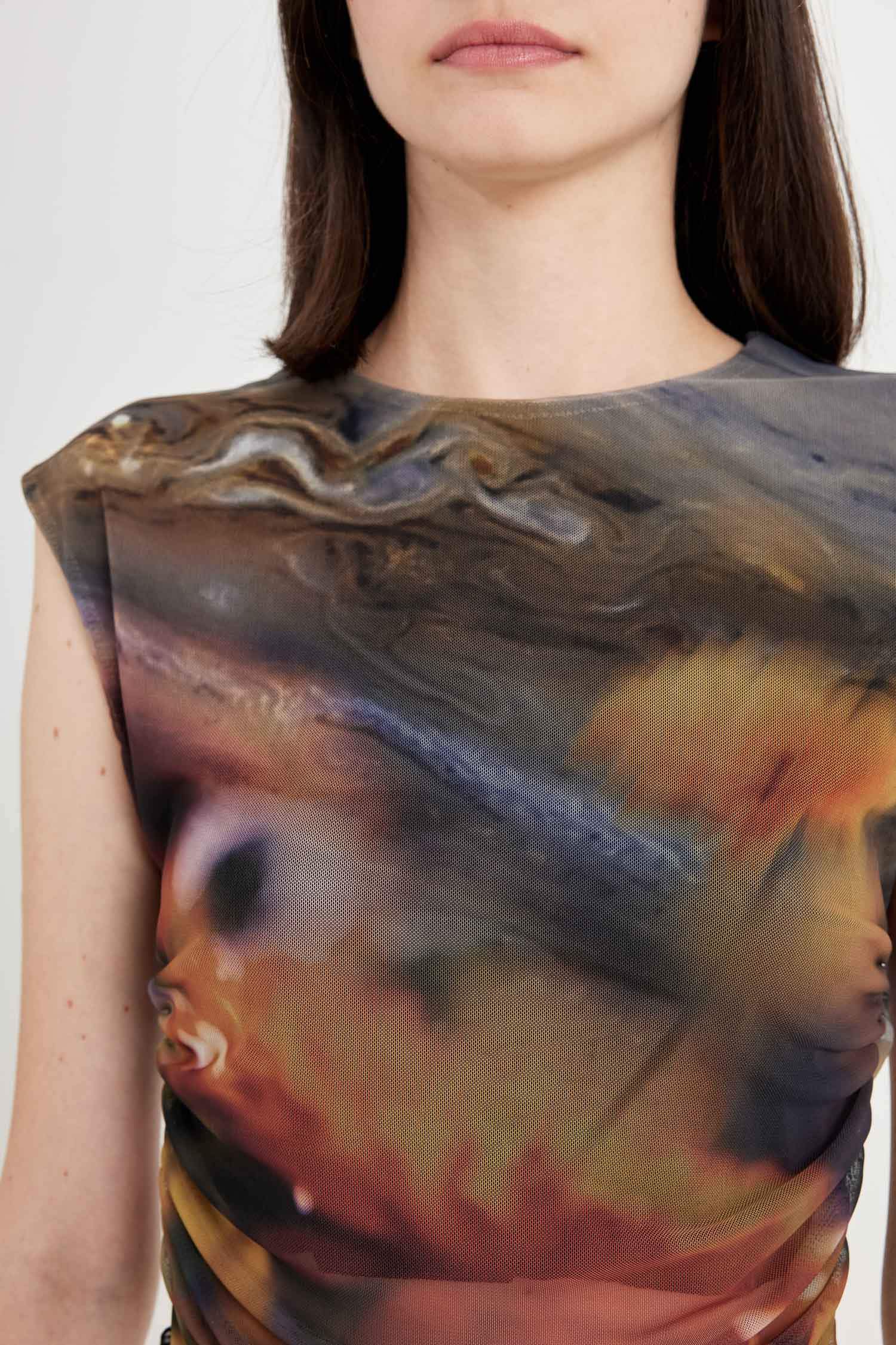 Fitted Vücuda Oturan Bisiklet Yaka Desenli Büzgü Detaylı Tül Kısa Kollu Tişört