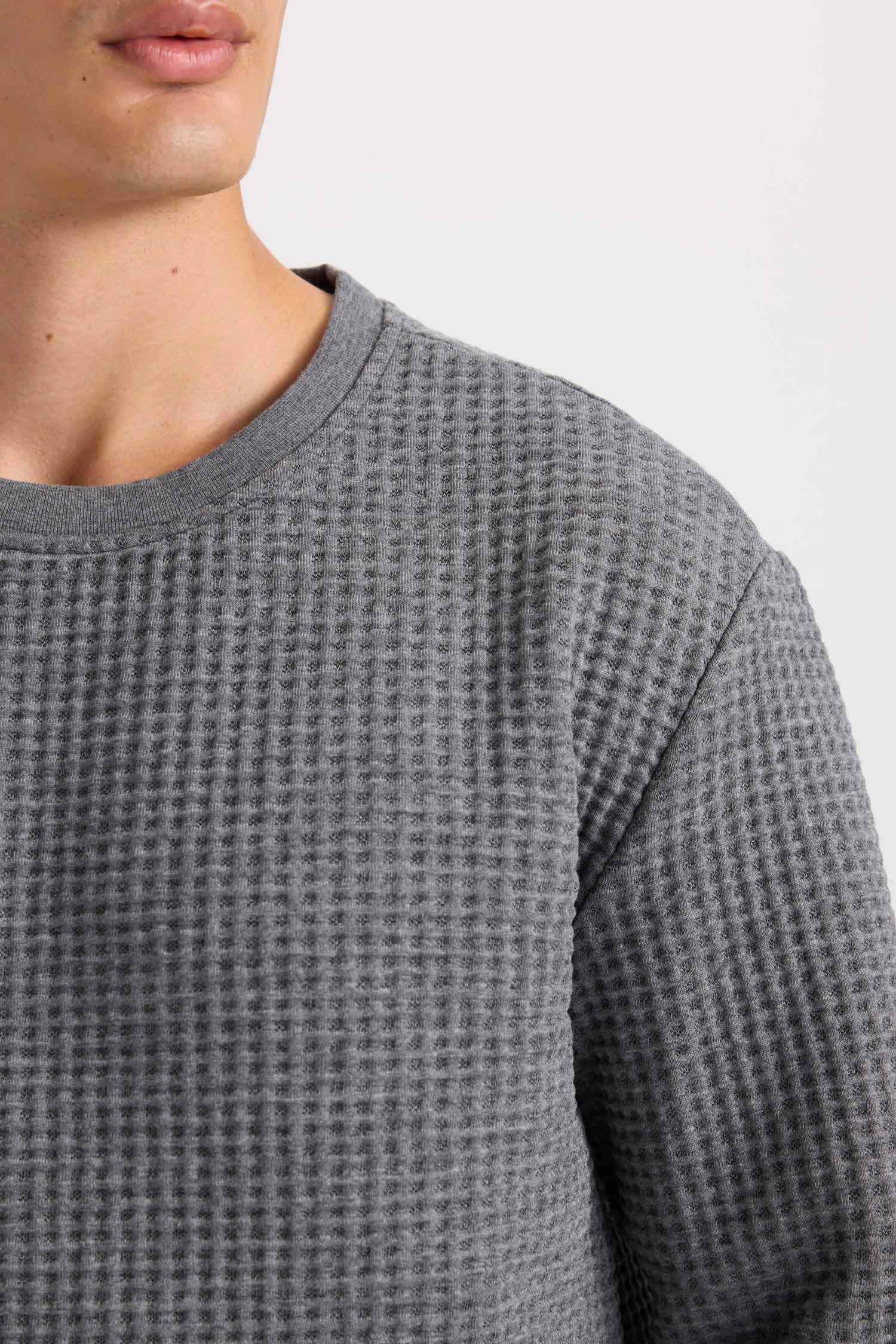 Свитшот стандартного кроя с круглым вырезом