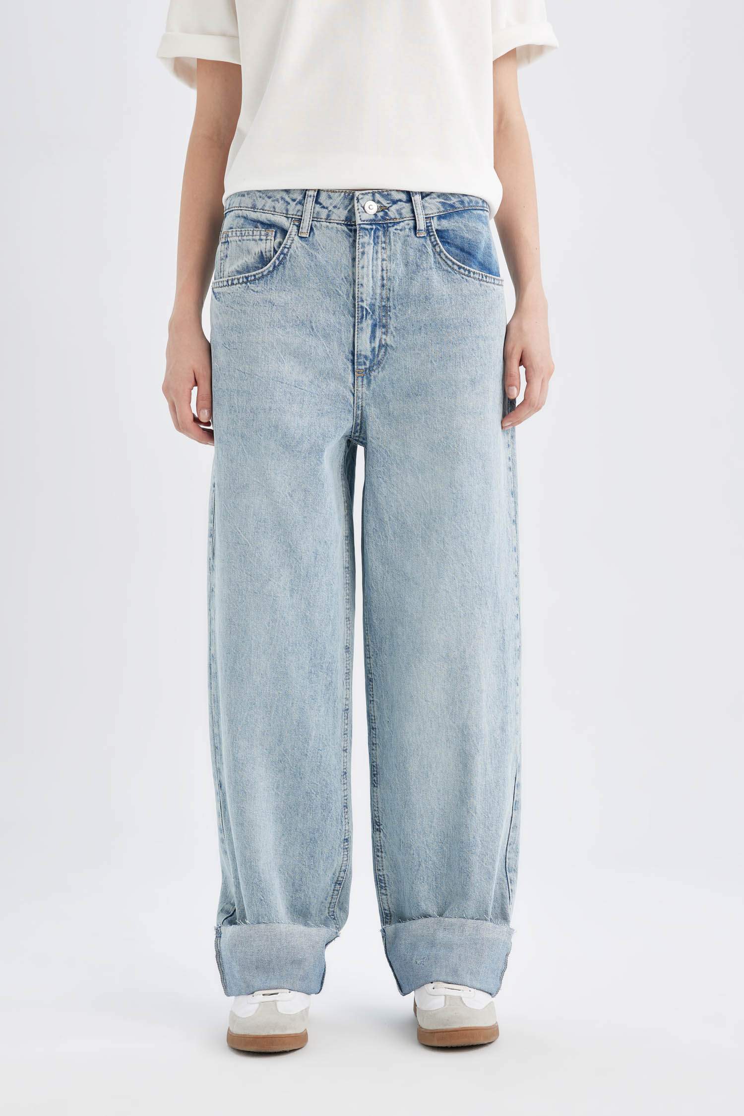 سروال جينز باجي بحافة مطوية وخصر عالي