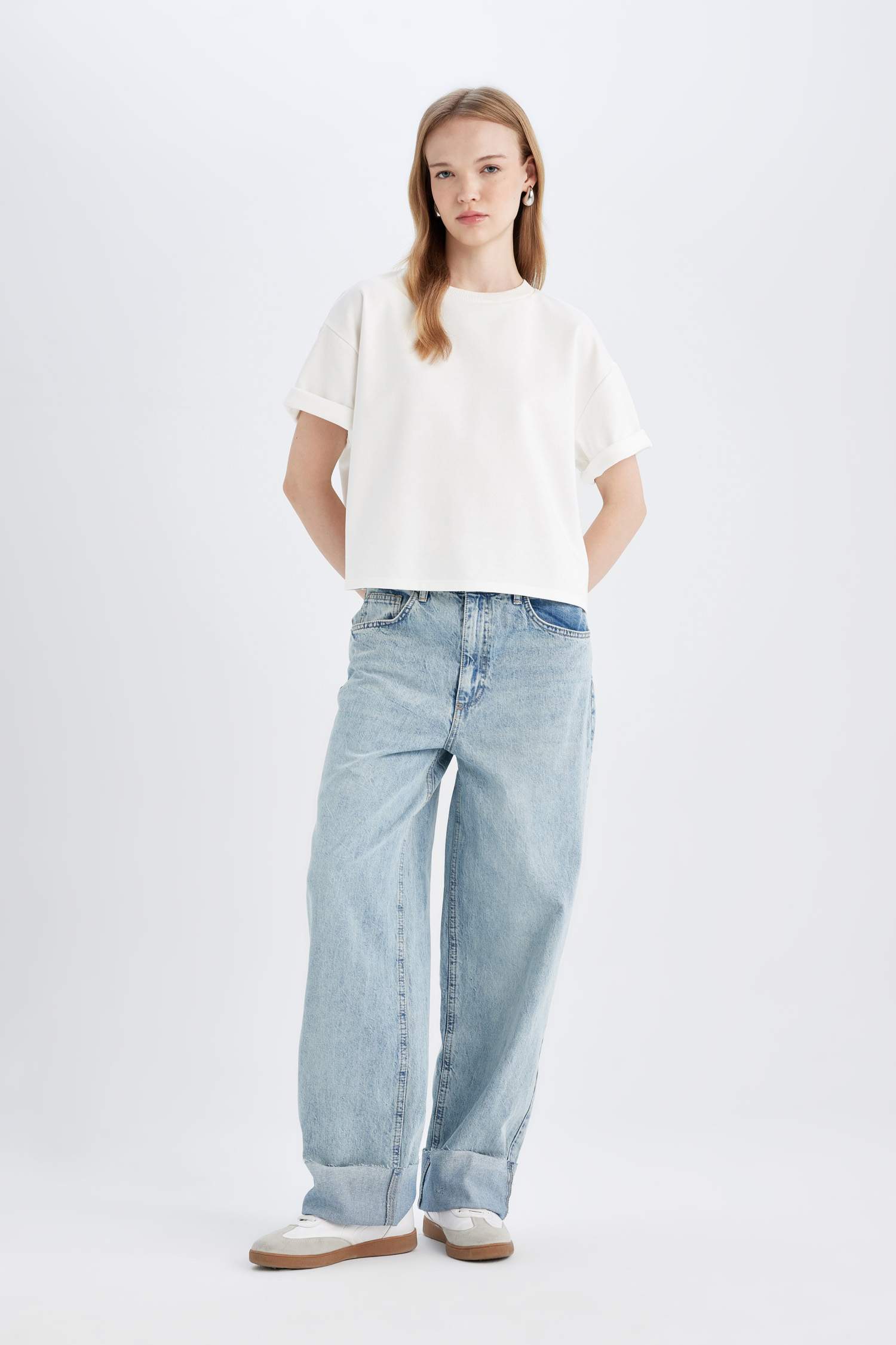 سروال جينز باجي بحافة مطوية وخصر عالي