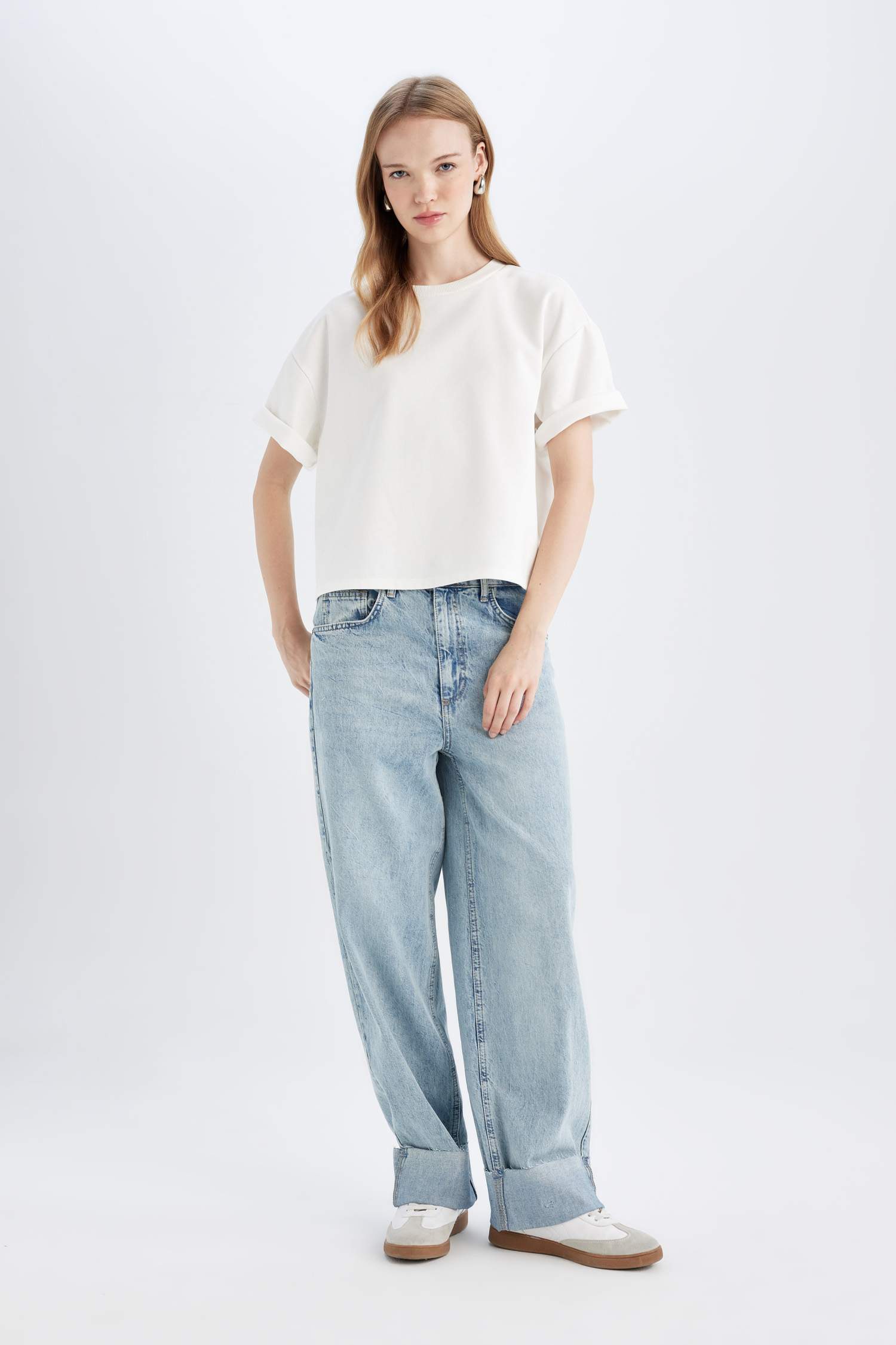 سروال جينز باجي بحافة مطوية وخصر عالي