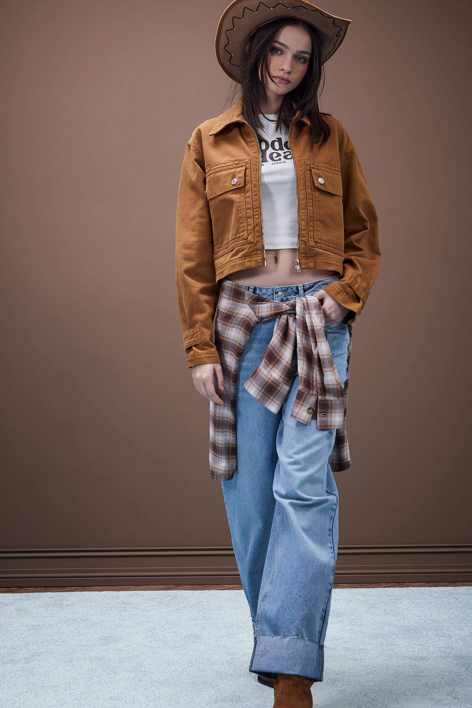 سروال جينز باجي بحافة مطوية وخصر عالي