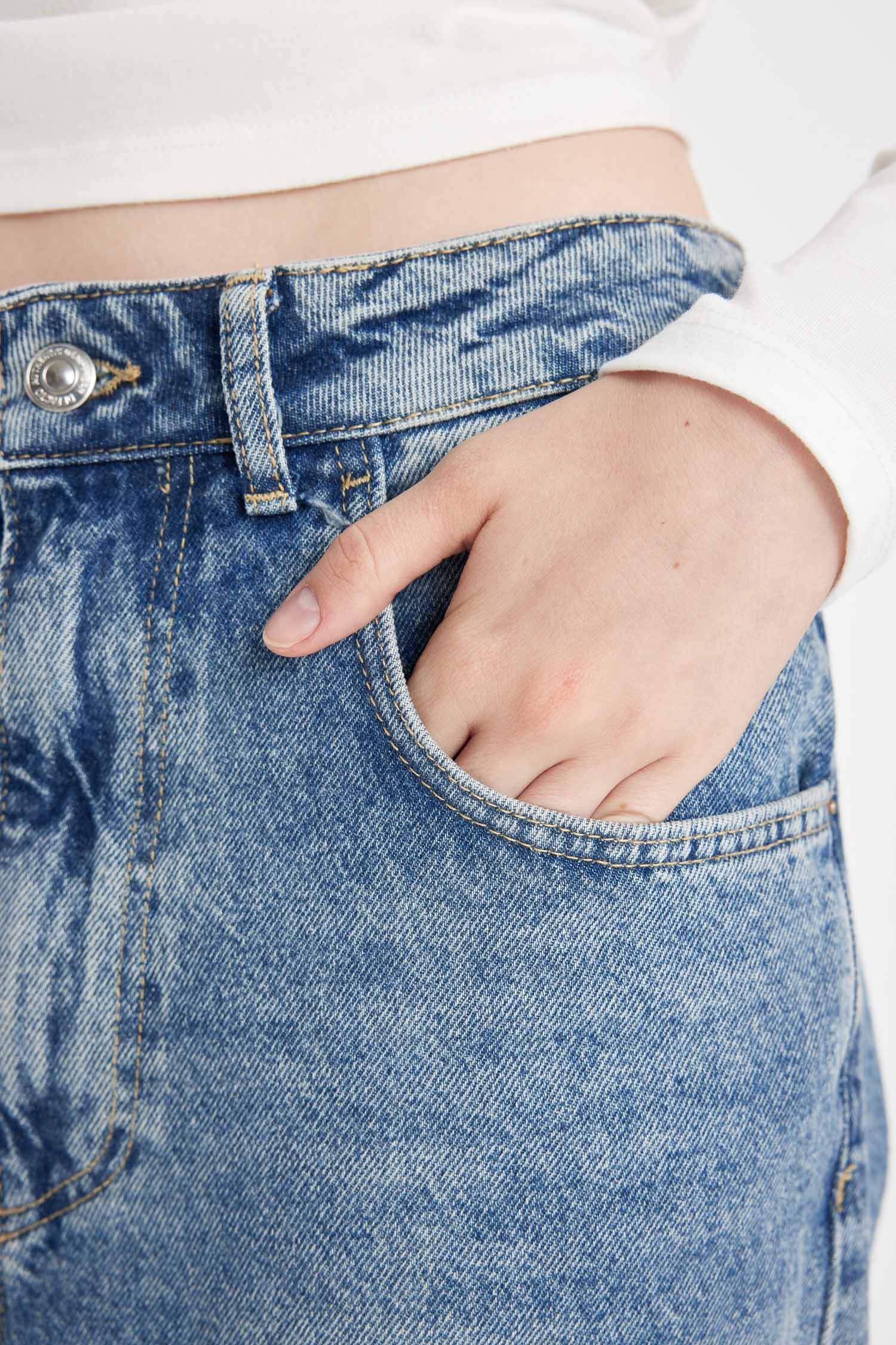 سروال جينز باجي فيت بحافة مطوية وخصر عالي