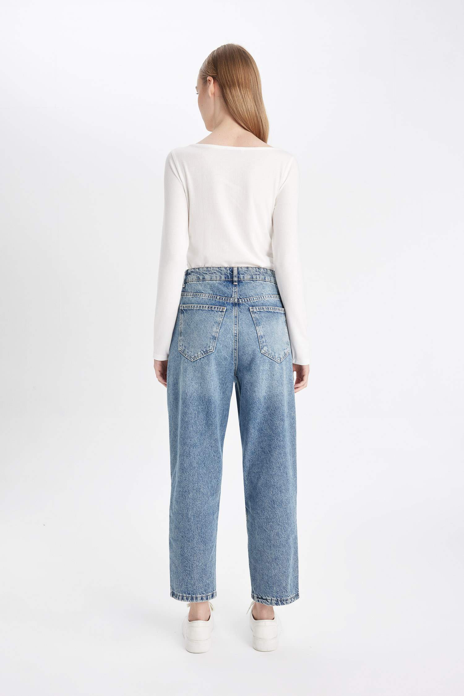 سروال جينز باجي فيت بحافة مطوية وخصر عالي