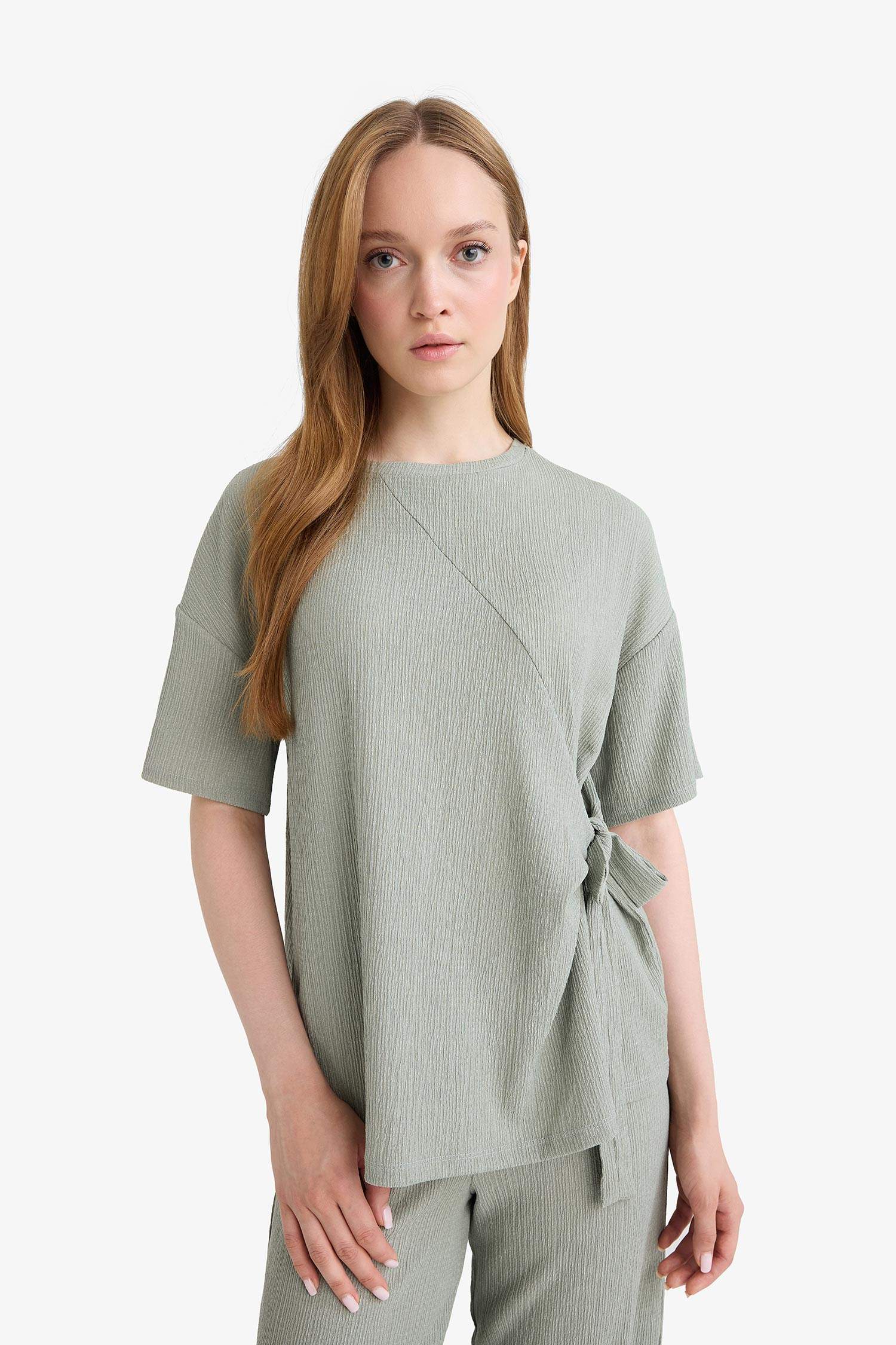 تيشيرت نص كم قصة مريحة بياقة مستديرة