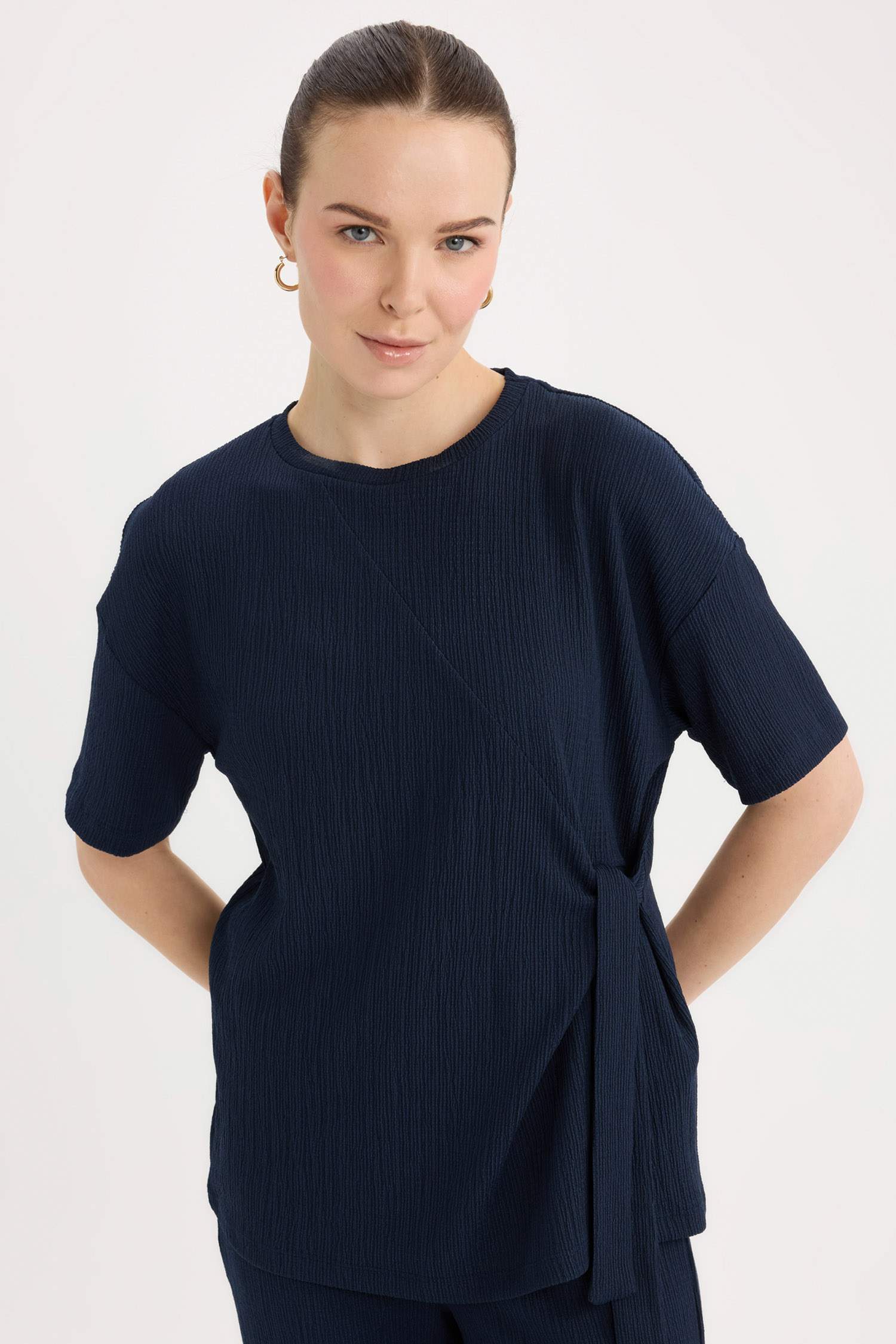 Базовая футболка Relax Fit из морщинистой ткани и короткими рукавами