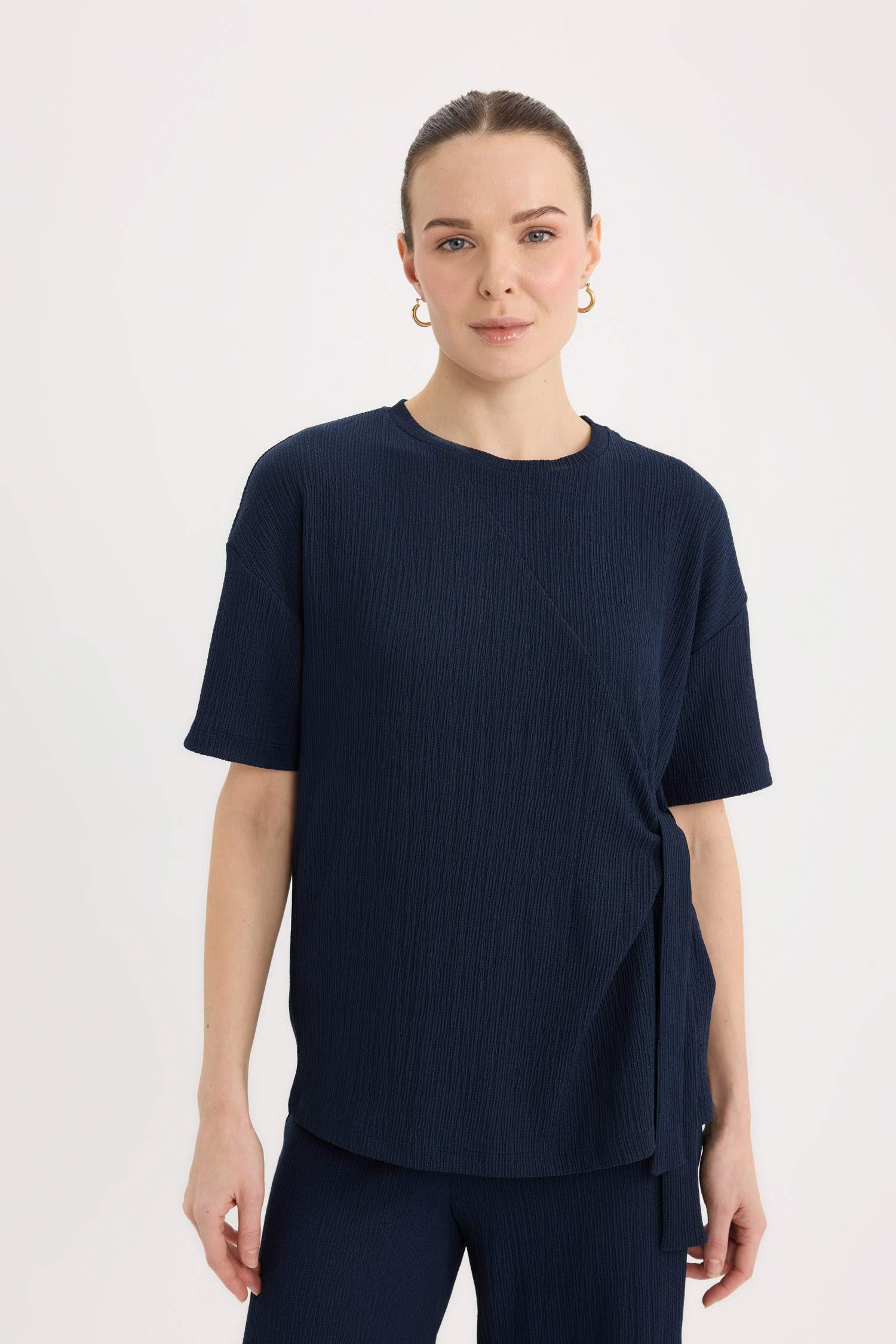 Базовая футболка Relax Fit из морщинистой ткани и короткими рукавами