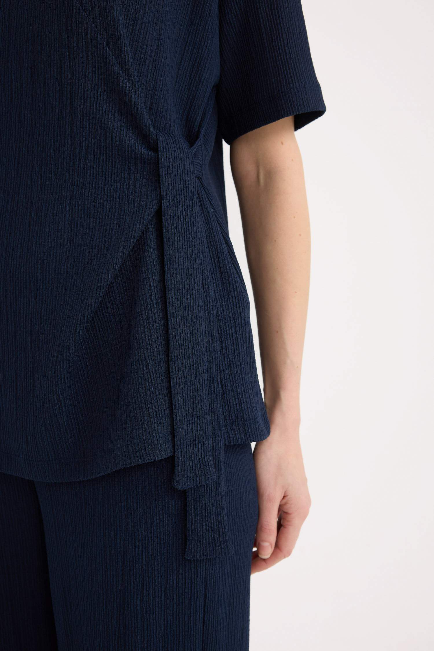 Базовая футболка Relax Fit из морщинистой ткани и короткими рукавами