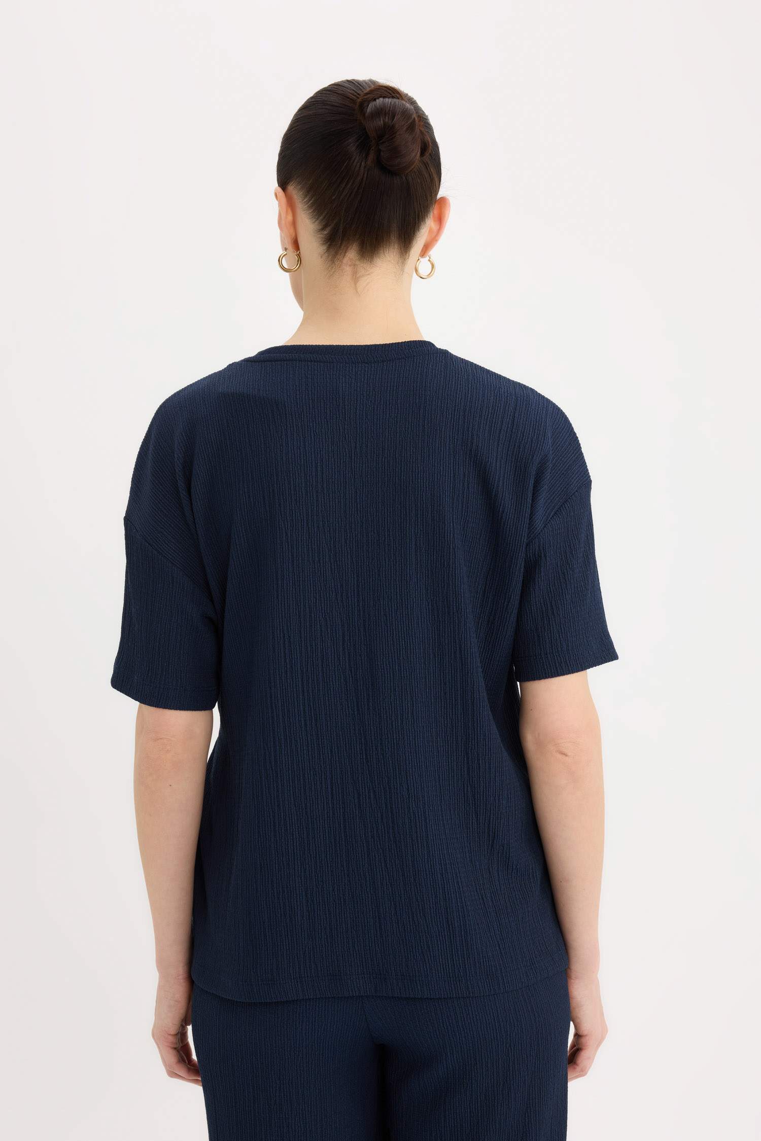 Базовая футболка Relax Fit из морщинистой ткани и короткими рукавами