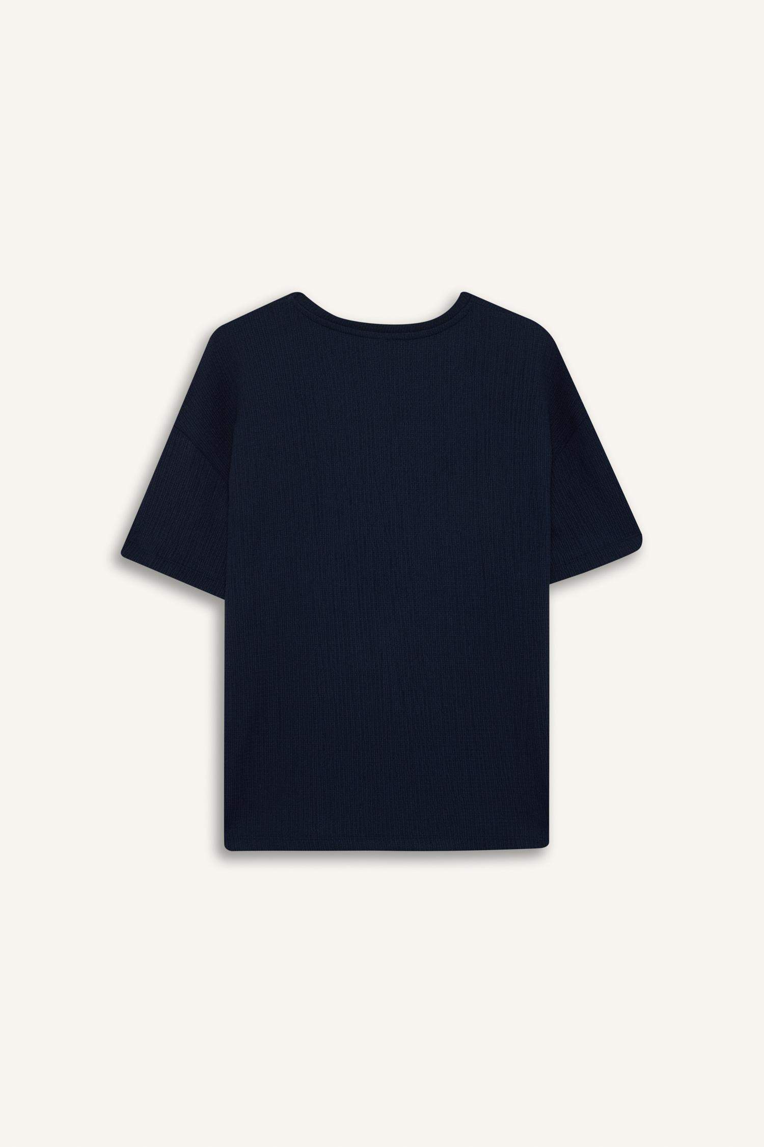 Базовая футболка Relax Fit из морщинистой ткани и короткими рукавами