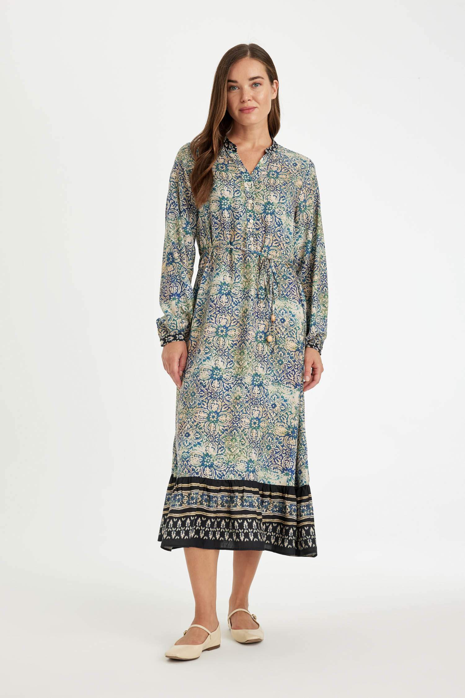 فستان طويل قصة عادية بياخة مستديرة