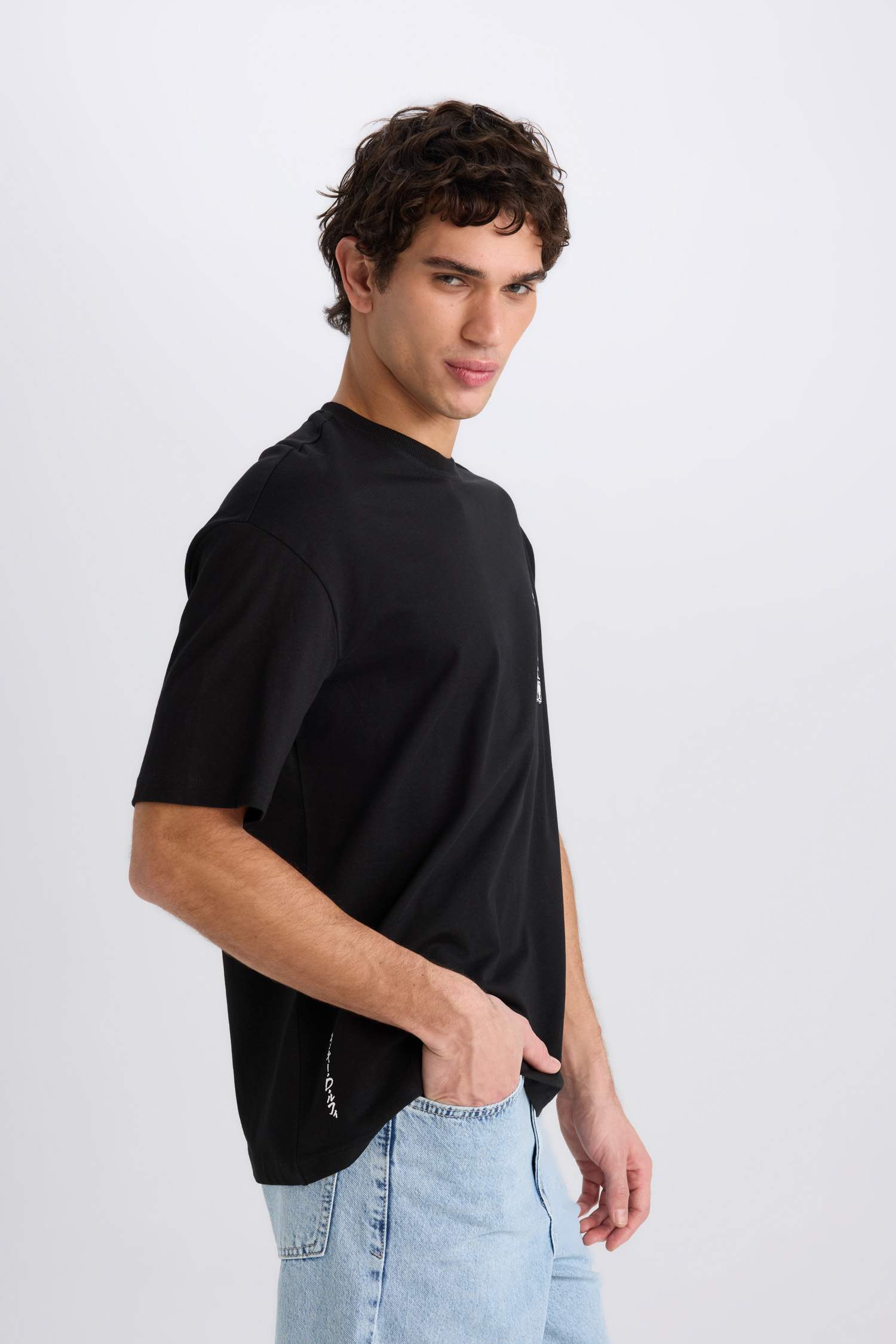 تي شيرت نص ردن اوفر سايز بياخة مستديرة من ون بيس