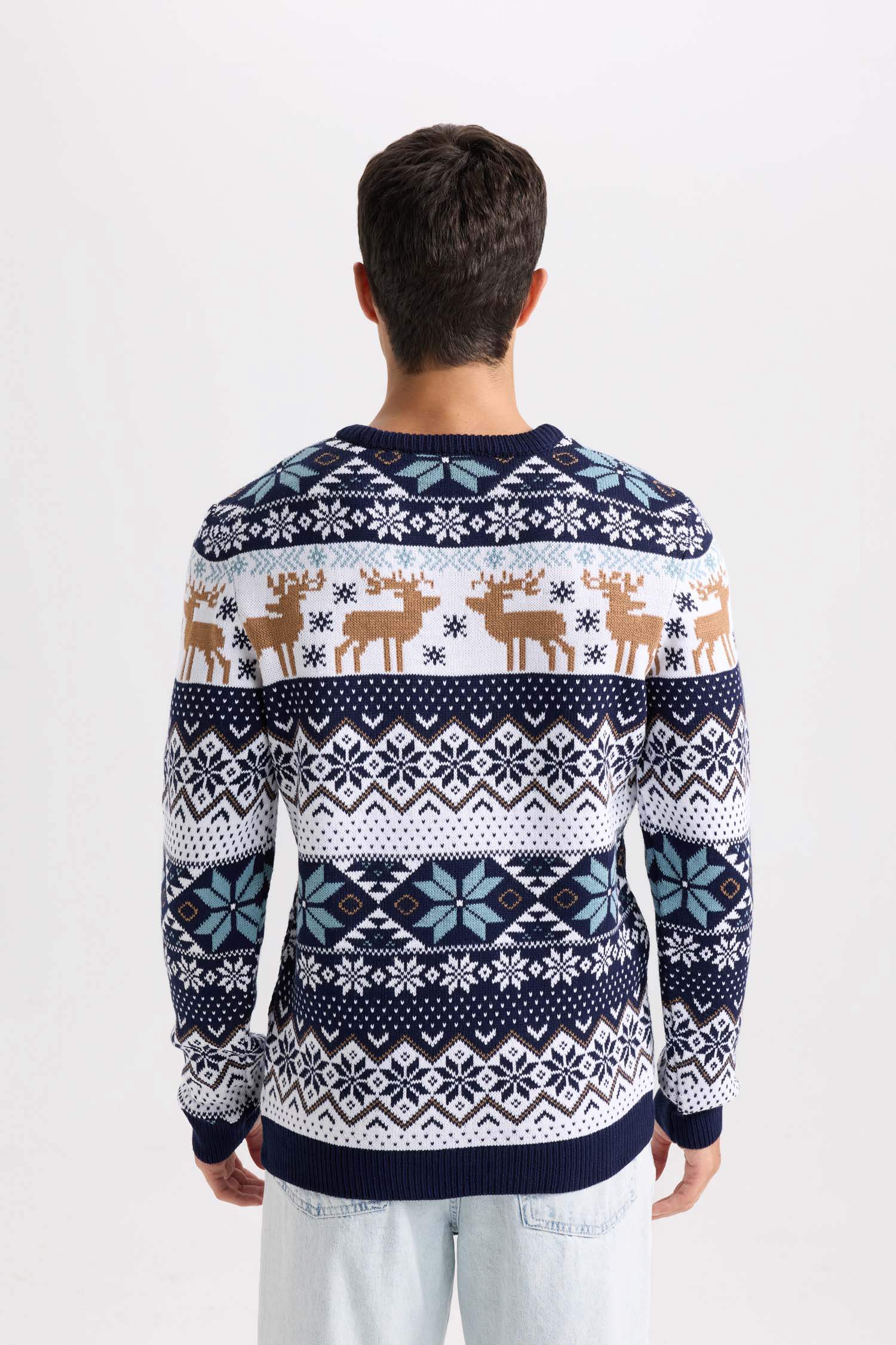 بلوفر تريكو قصة عادية بياقة مستديرة