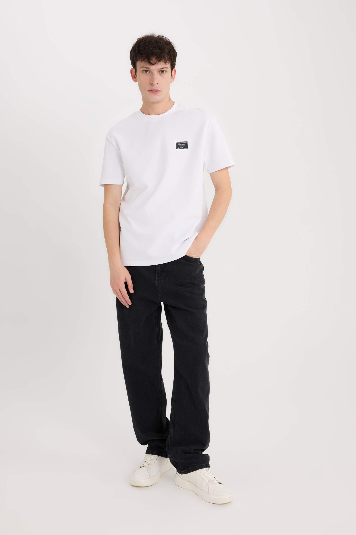 Стандартный крой футболка с круглым вырезом, короткими рукавами и тяжелой тканью с принтом