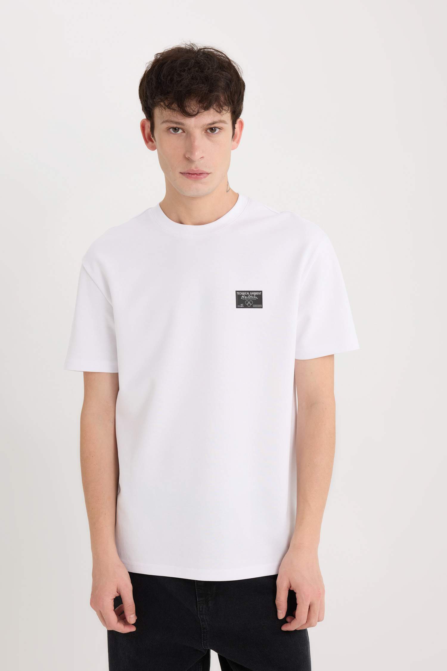 Стандартный крой футболка с круглым вырезом, короткими рукавами и тяжелой тканью с принтом