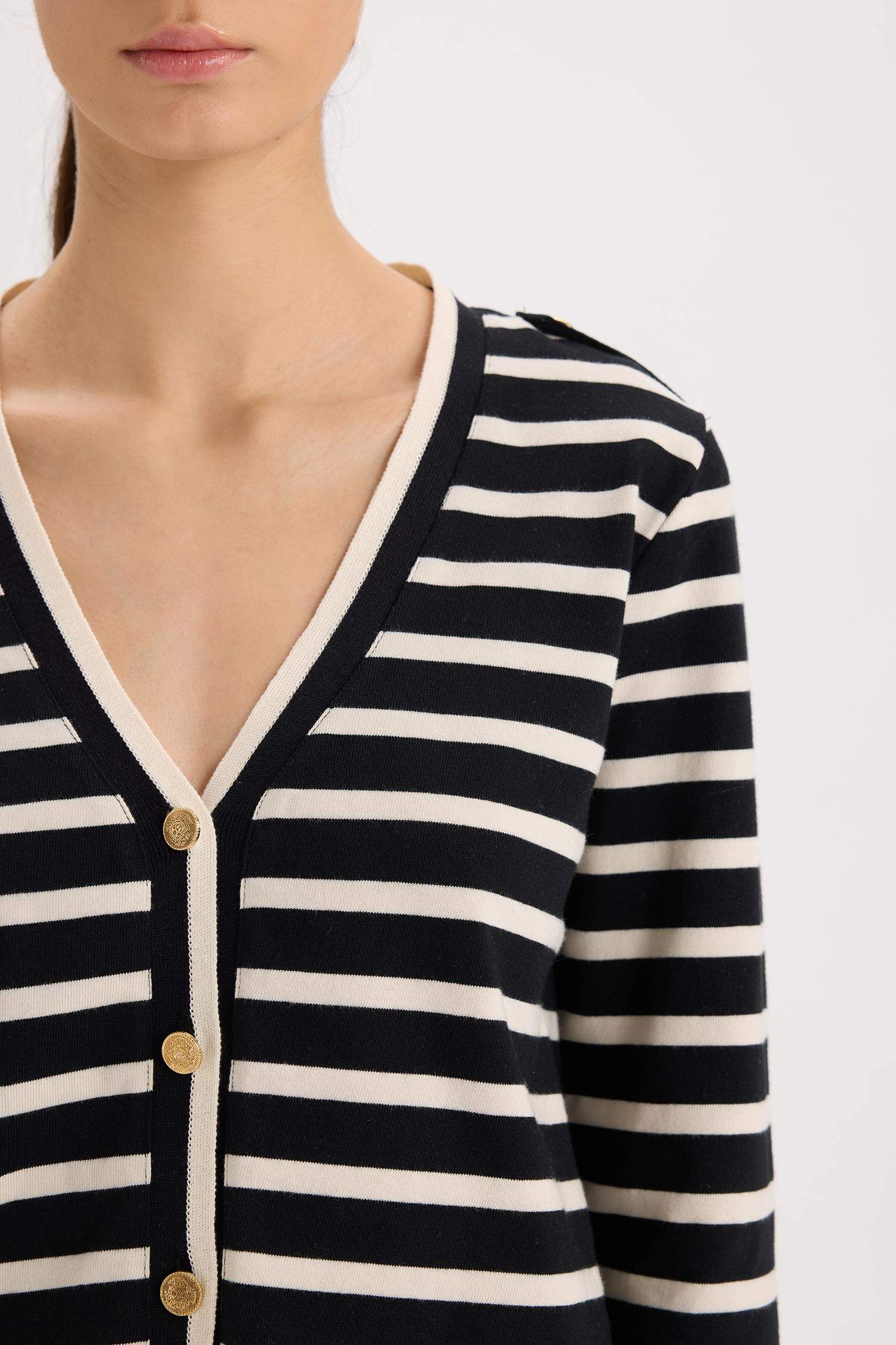 Regular Fit V Yaka Çizgili Fitilli Kaşkorse Düğmeli Hırka