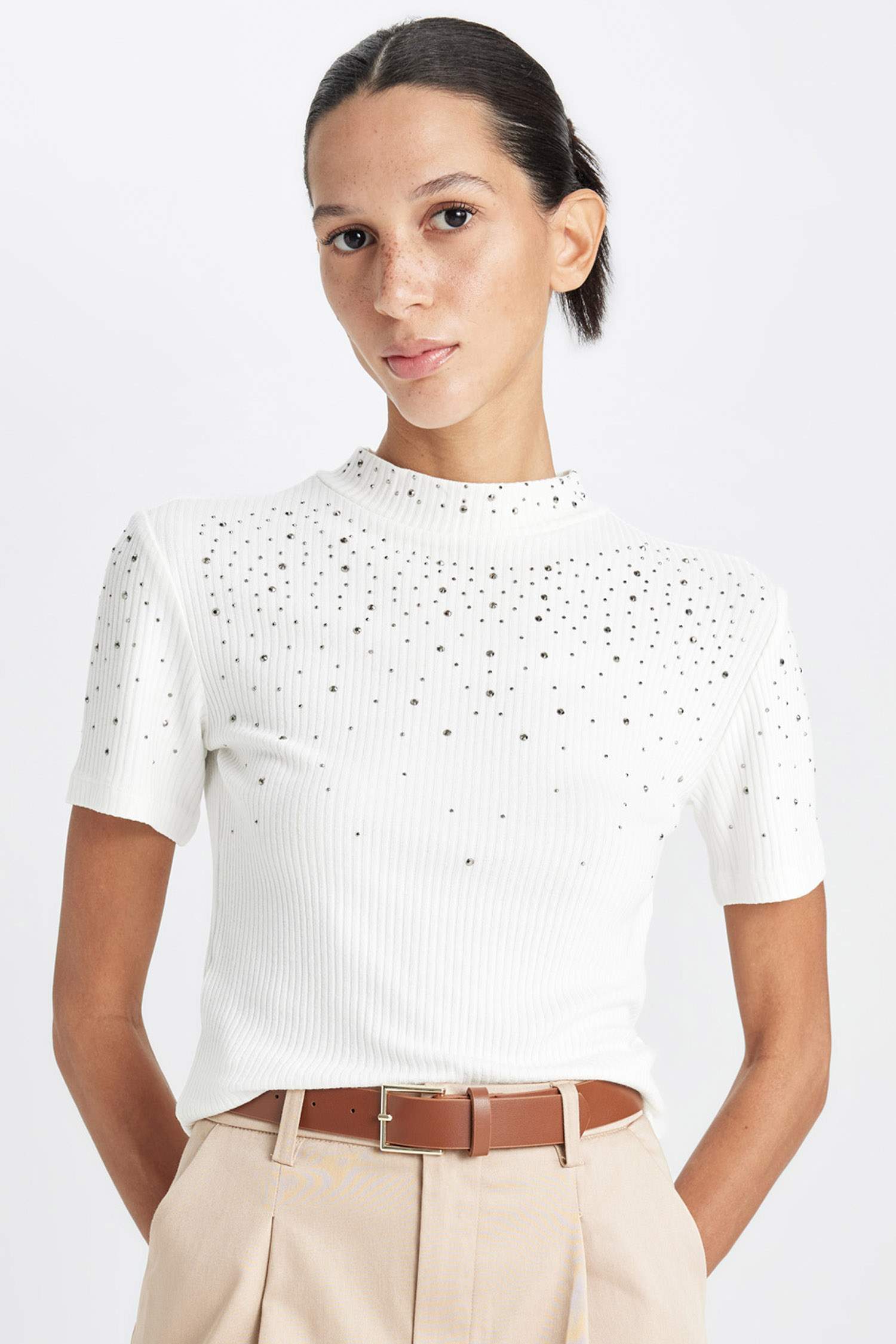 Slim Fit Dar Kesim Yarım Balıkçı Yaka İşlemeli Fitilli Kaşkorse Kısa Kollu Tişört