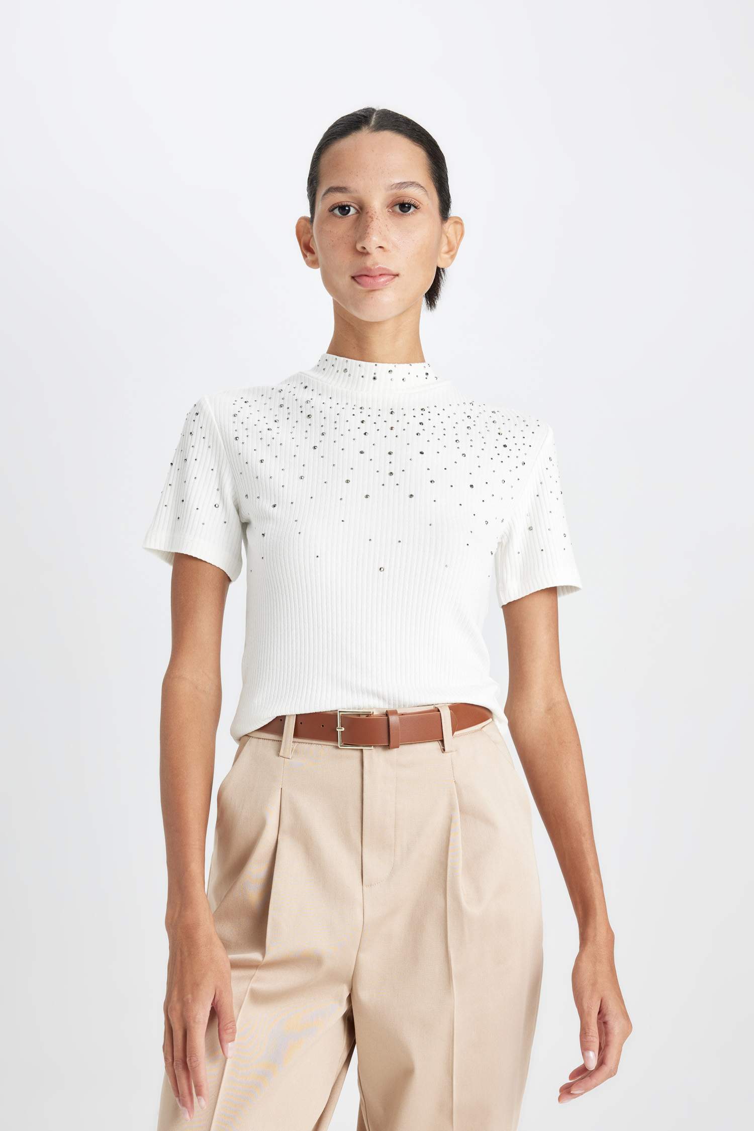 Slim Fit Dar Kesim Yarım Balıkçı Yaka İşlemeli Fitilli Kaşkorse Kısa Kollu Tişört