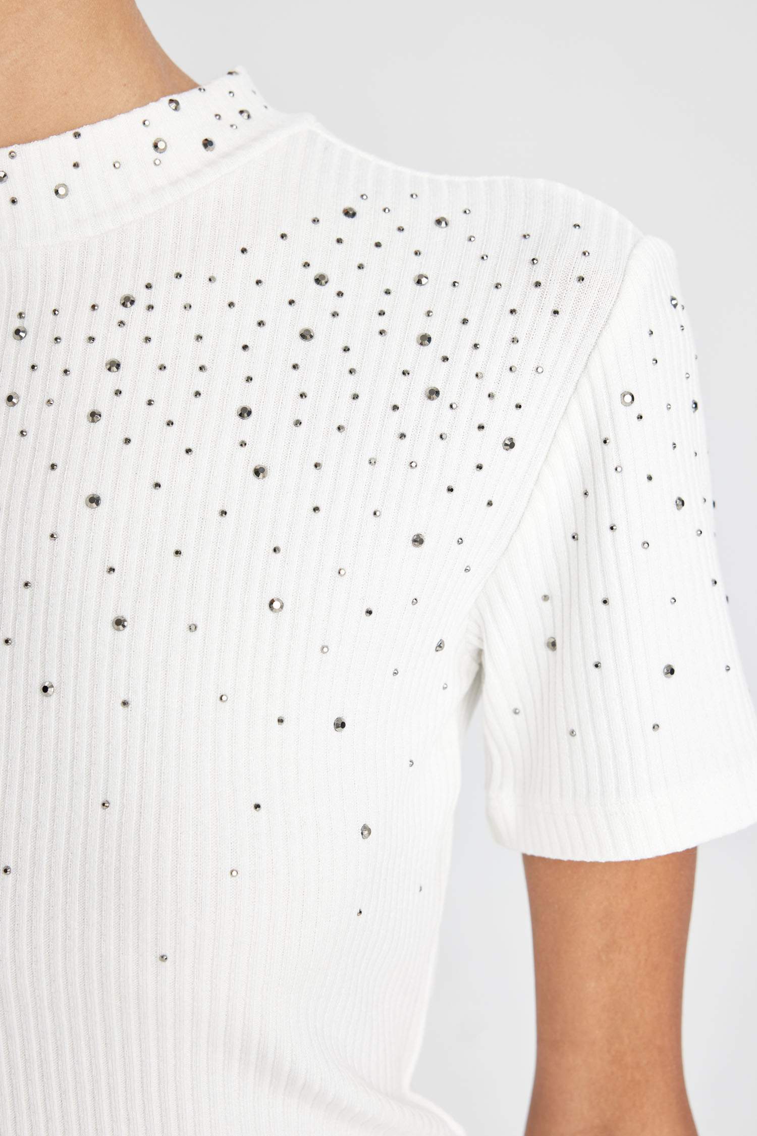 Slim Fit Dar Kesim Yarım Balıkçı Yaka İşlemeli Fitilli Kaşkorse Kısa Kollu Tişört