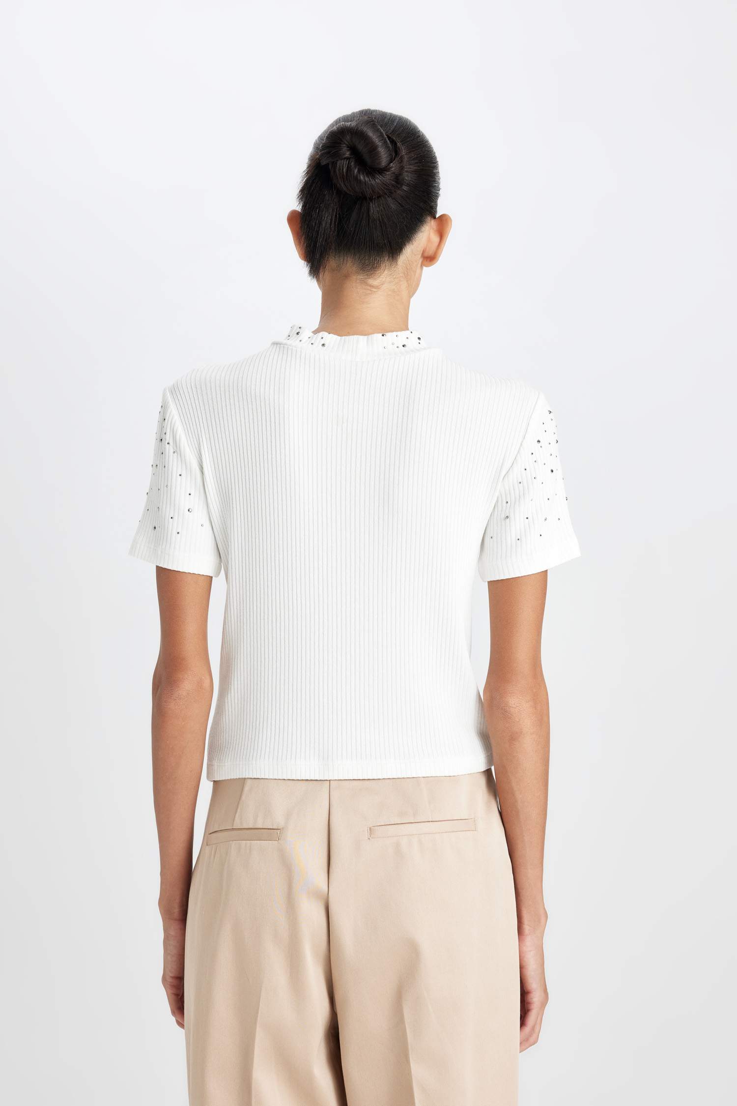 Slim Fit Dar Kesim Yarım Balıkçı Yaka İşlemeli Fitilli Kaşkorse Kısa Kollu Tişört