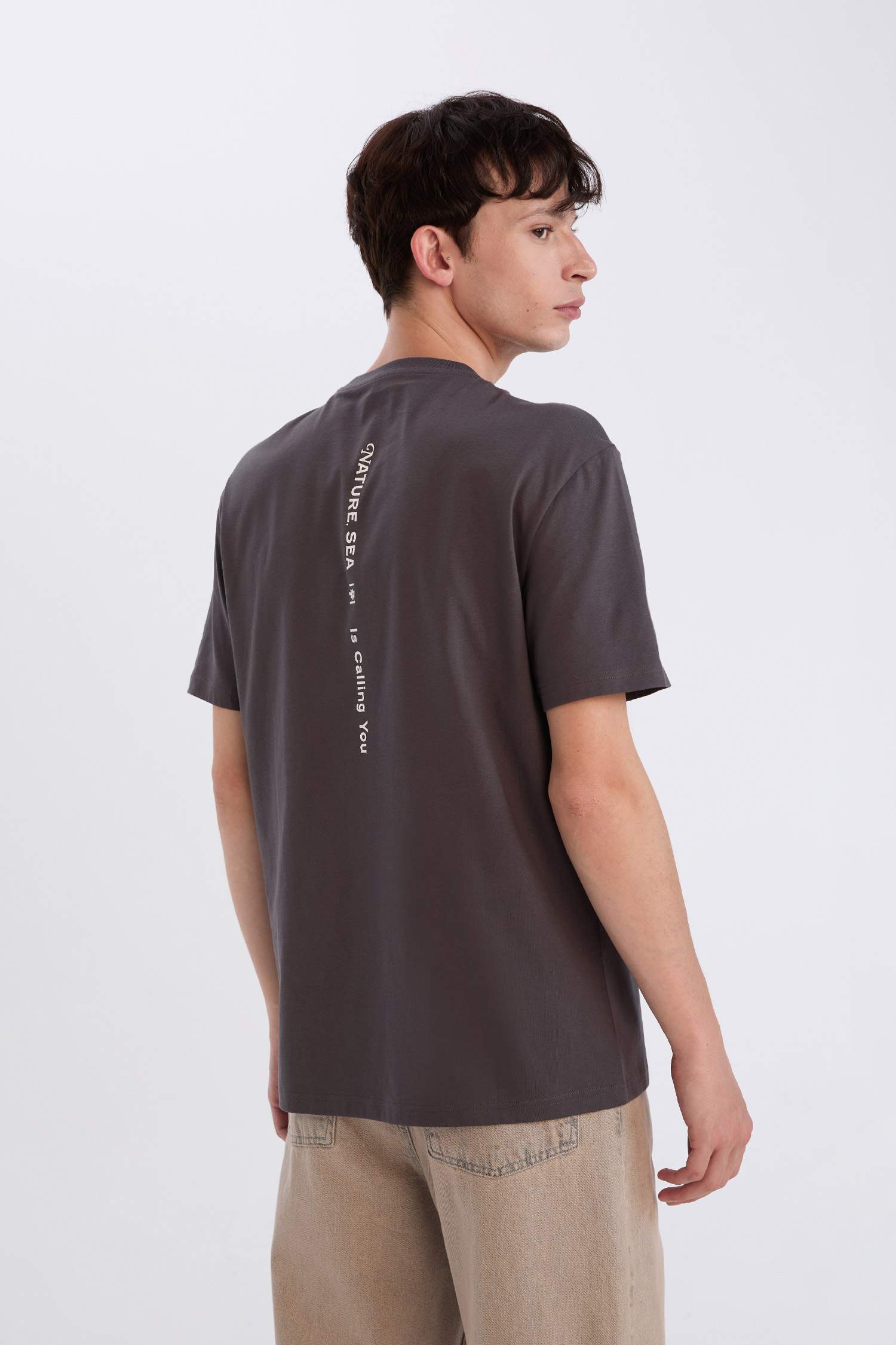 %100 Pamuk Regular Fit Bisiklet Yaka Sırt Baskılı Kısa Kollu Tişört