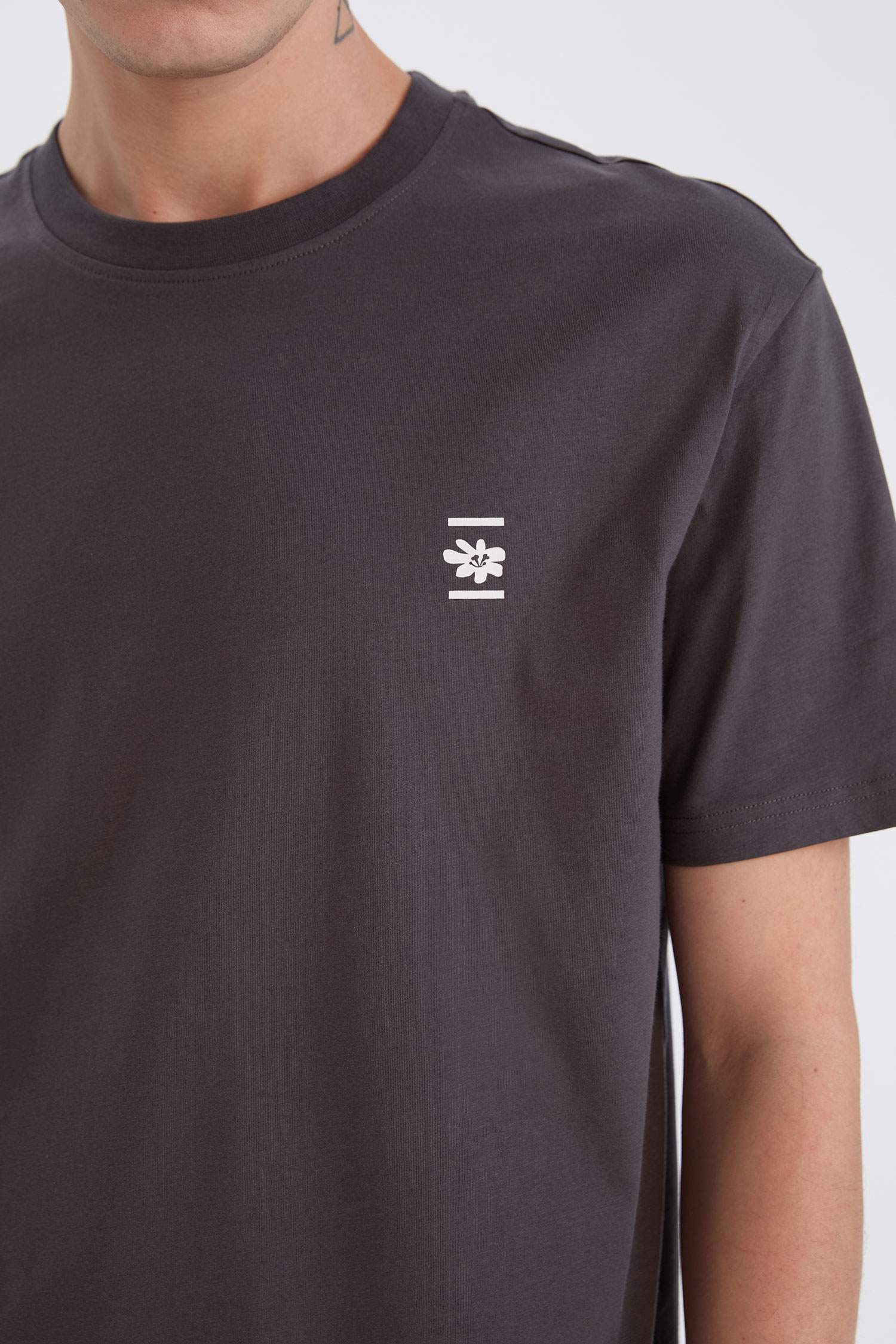 %100 Pamuk Regular Fit Bisiklet Yaka Sırt Baskılı Kısa Kollu Tişört