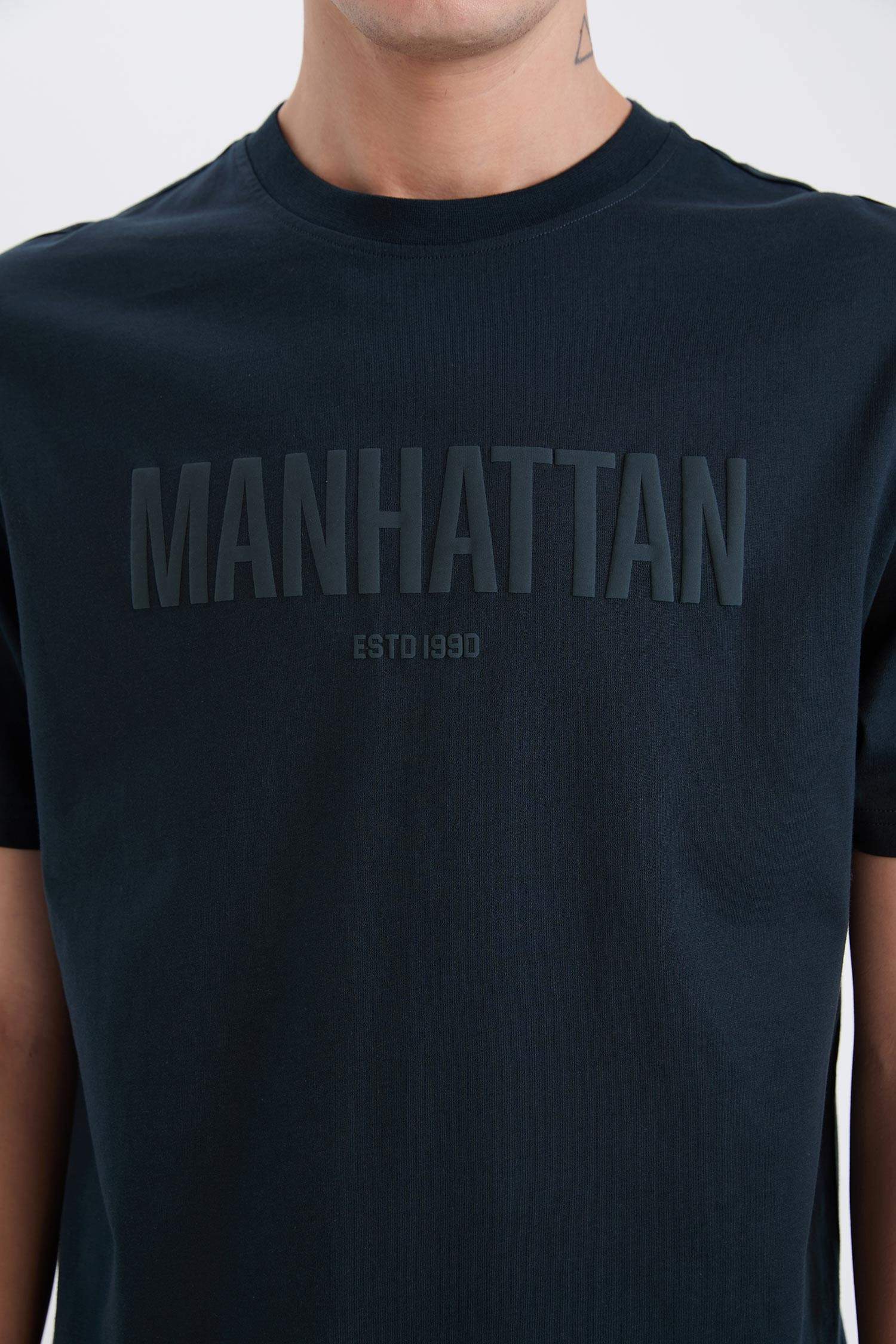 تيشيرت نص ردن بطبعة شعار قصة عادية بياخة مستديرة