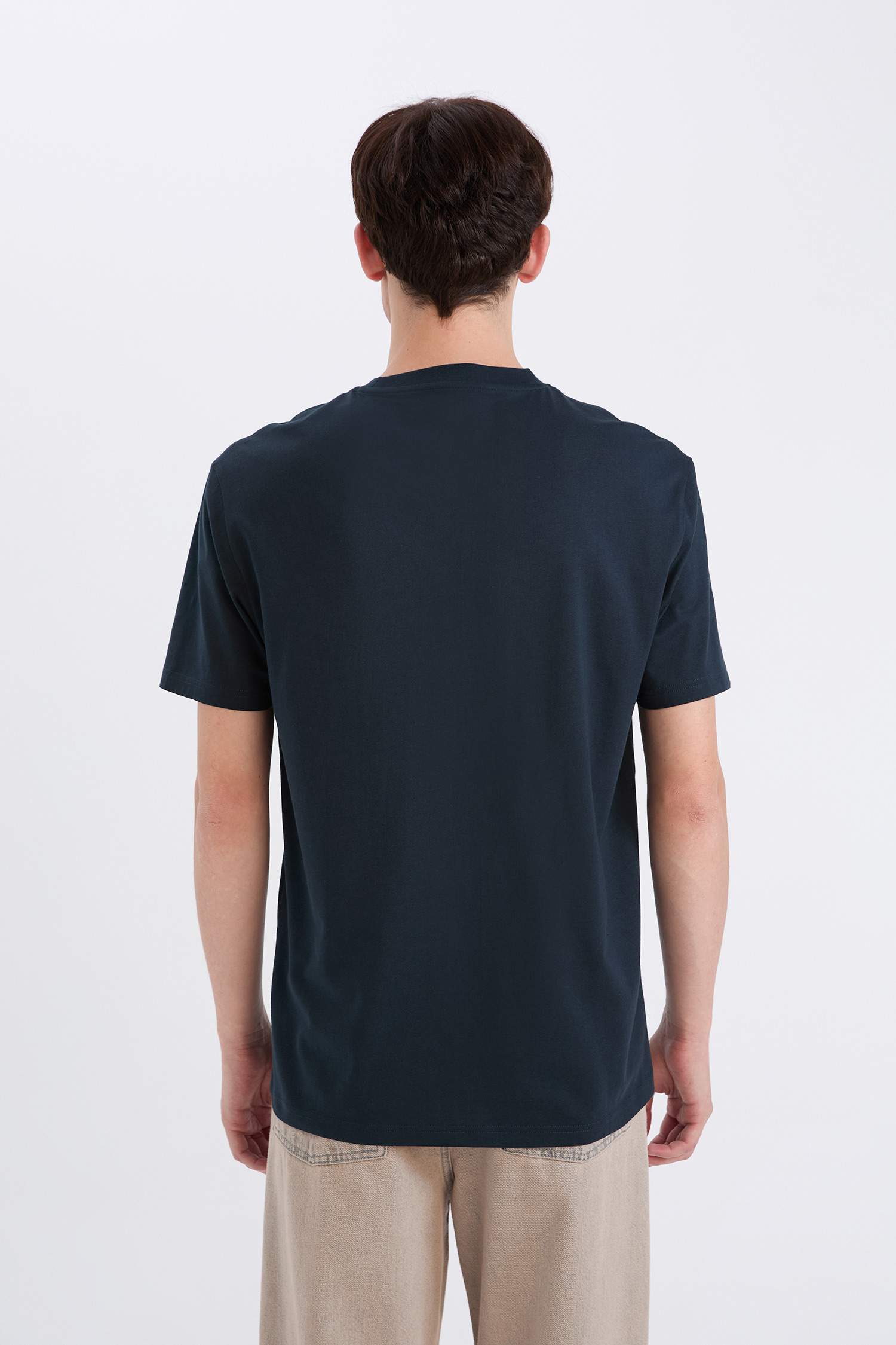 تيشيرت نص ردن بطبعة شعار قصة عادية بياخة مستديرة