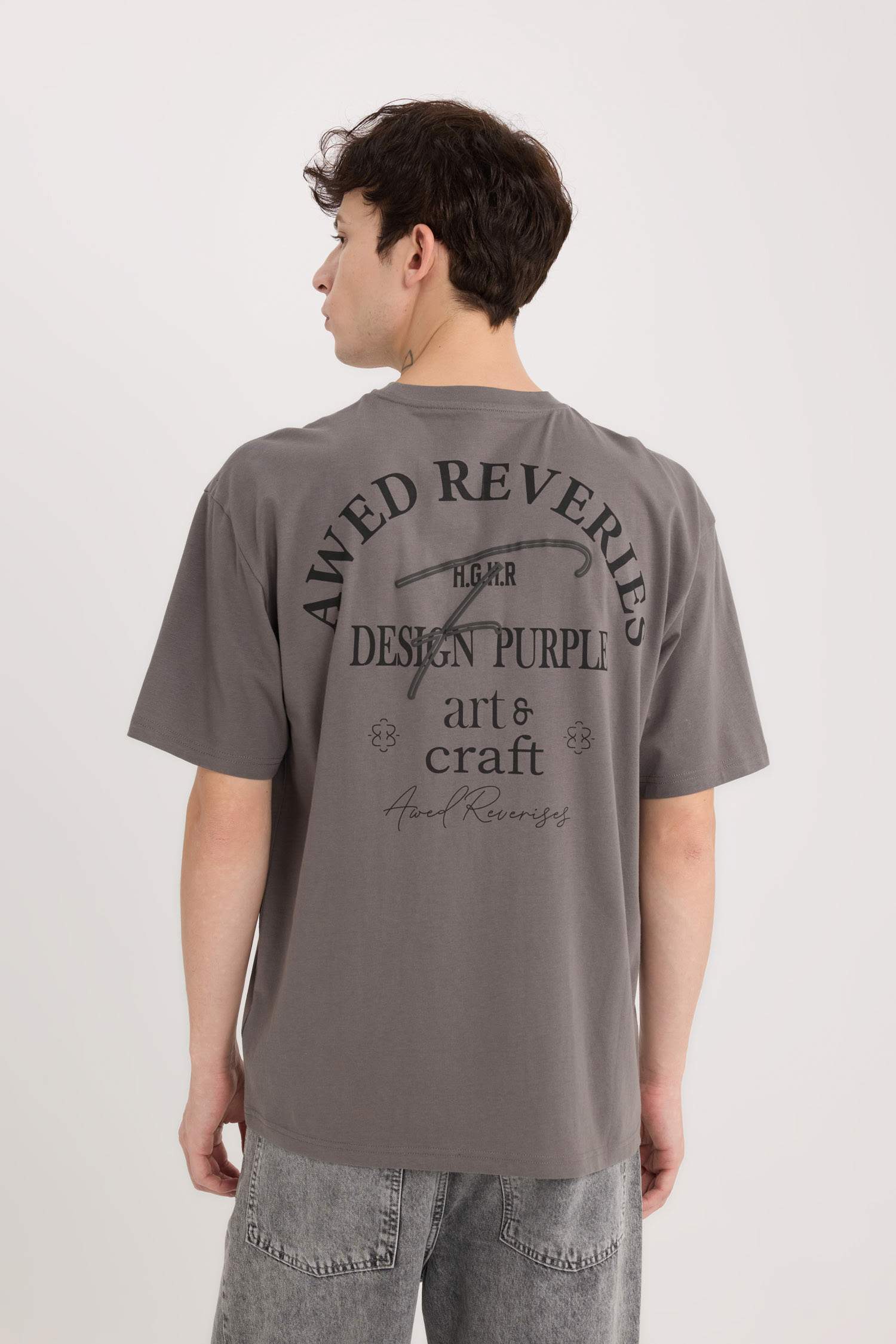 تيشيرت قطن قصة مريحة برقبة مستديرة وطبعة من الخلف