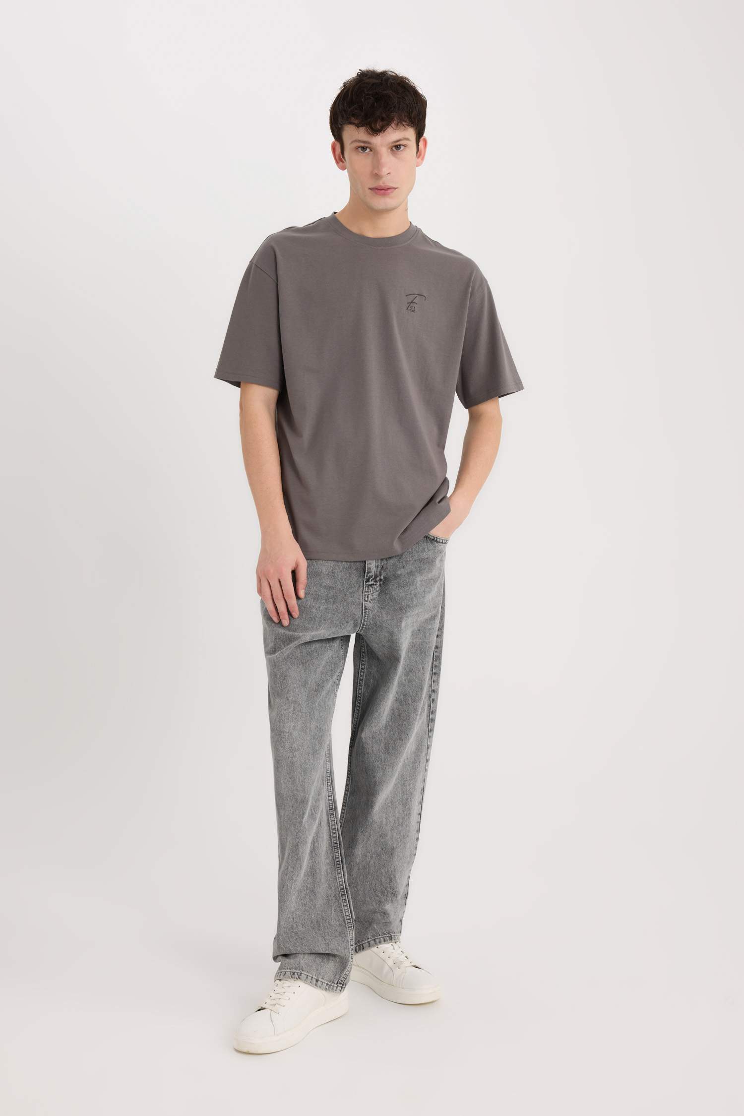 تيشيرت قطن قصة مريحة برقبة مستديرة وطبعة من الخلف