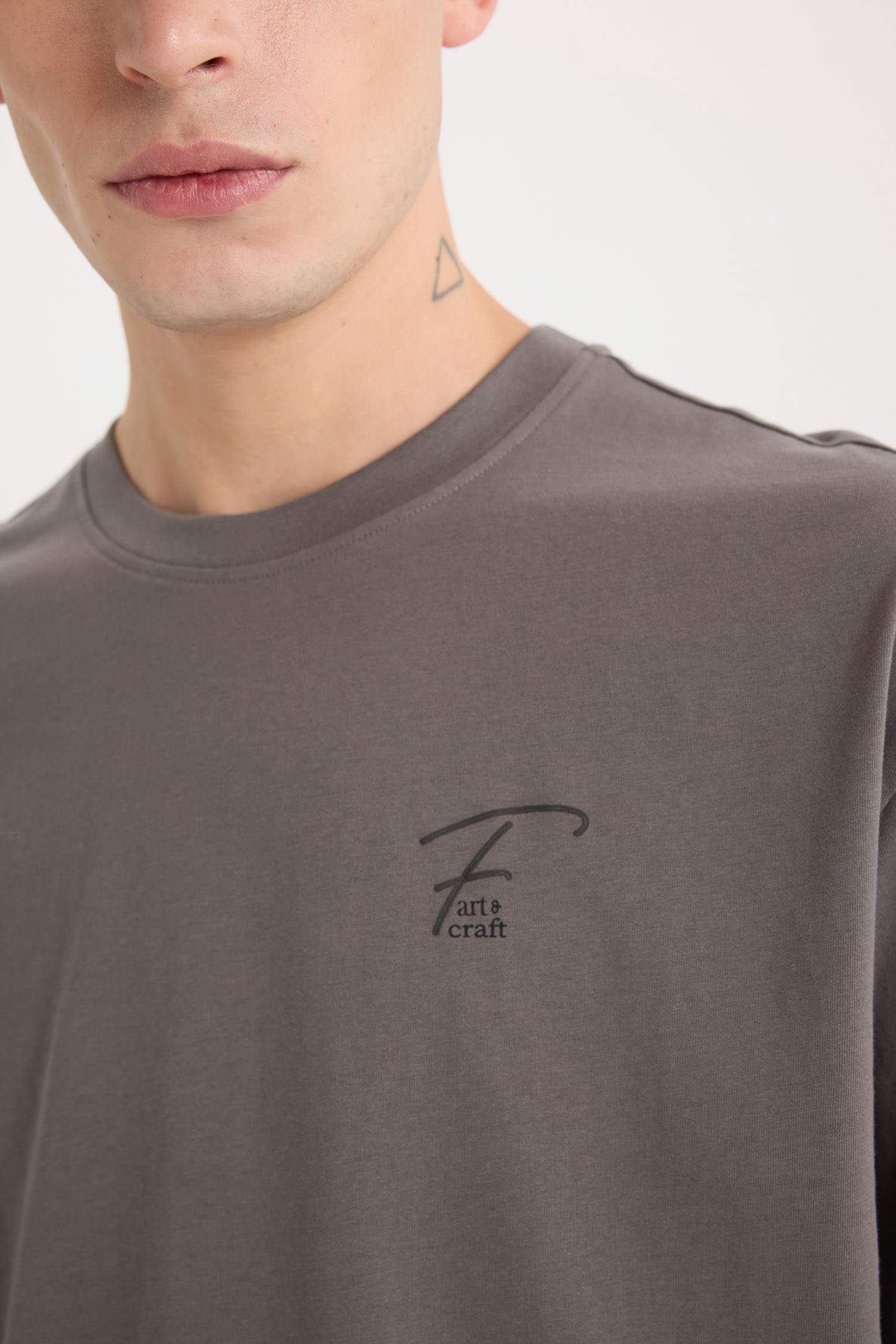 تيشيرت قطن قصة مريحة برقبة مستديرة وطبعة من الخلف