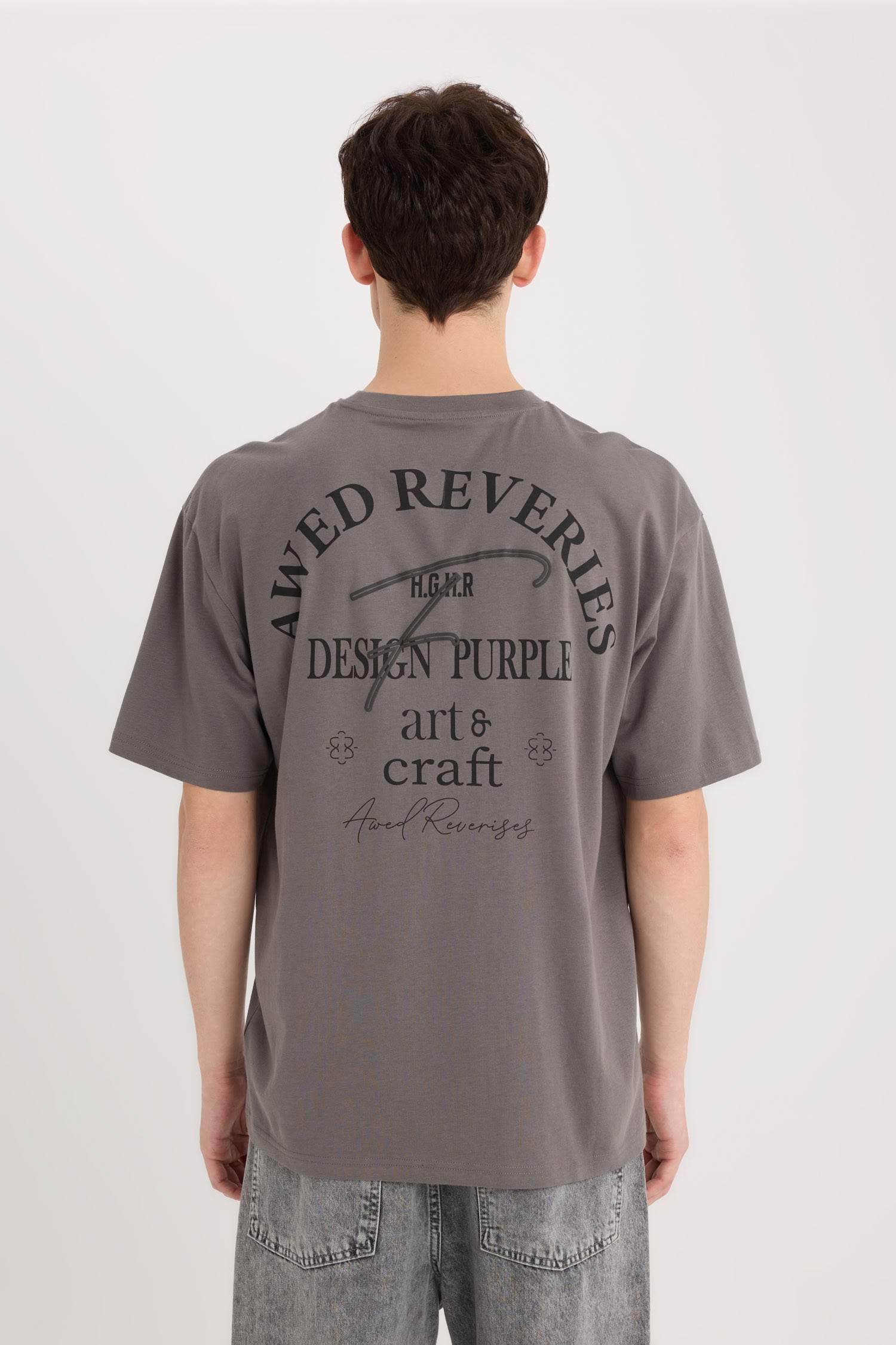 تيشيرت قطن قصة مريحة برقبة مستديرة وطبعة من الخلف