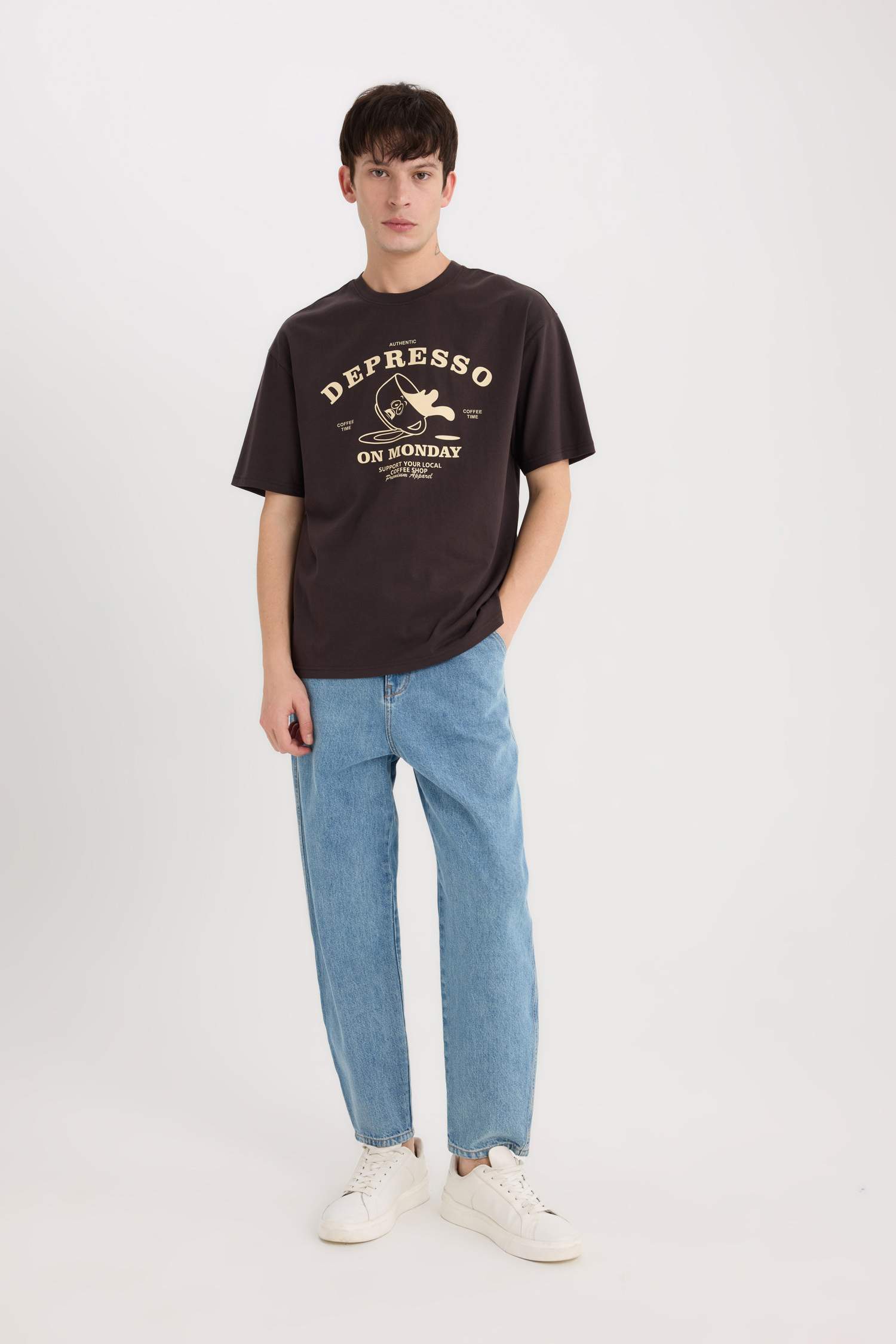 дөңгелек жаға орташа Қысқа жеңді футболка