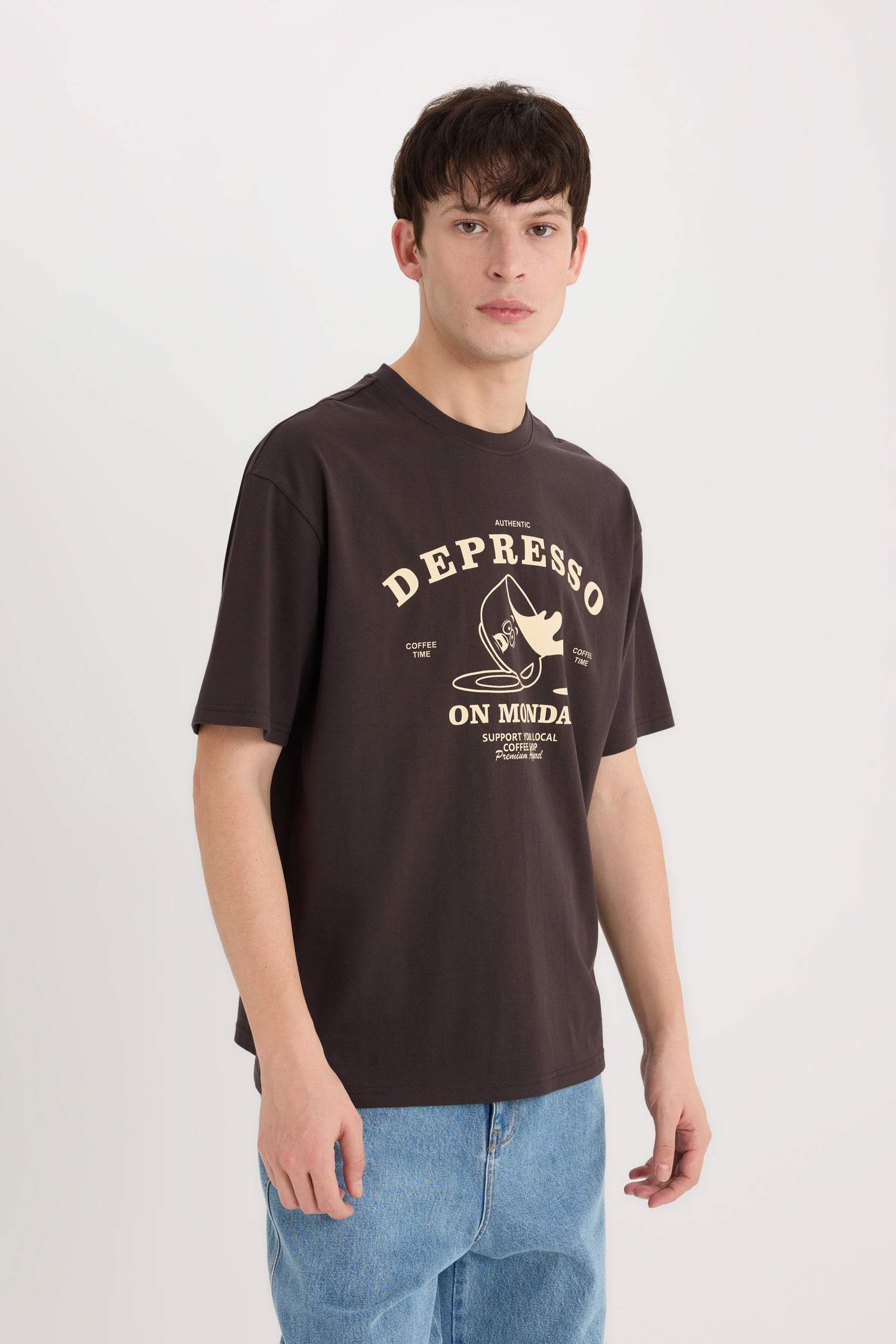 дөңгелек жаға орташа Қысқа жеңді футболка