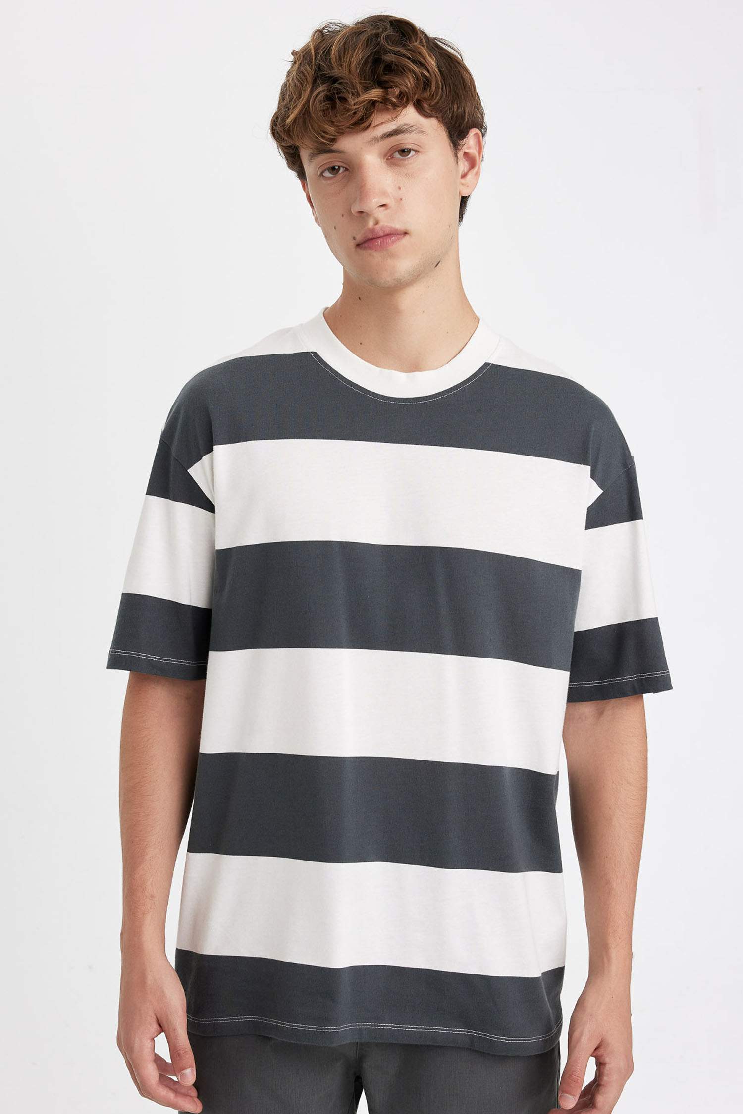 Футболка в полоску с круглым вырезом