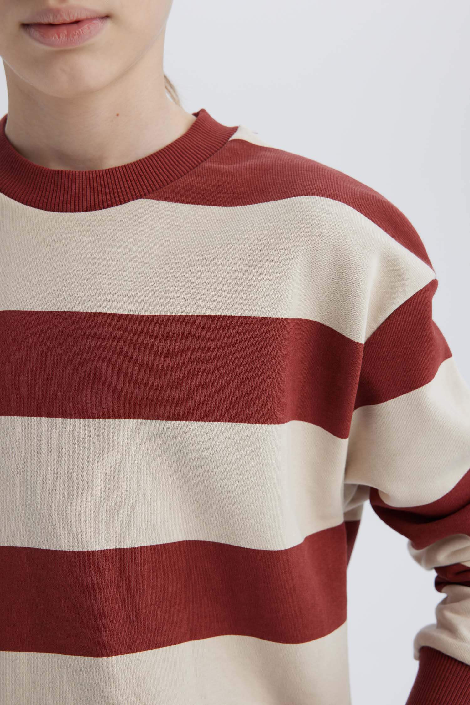 سويت شيرت اوفر سايز بياقة مستديرة